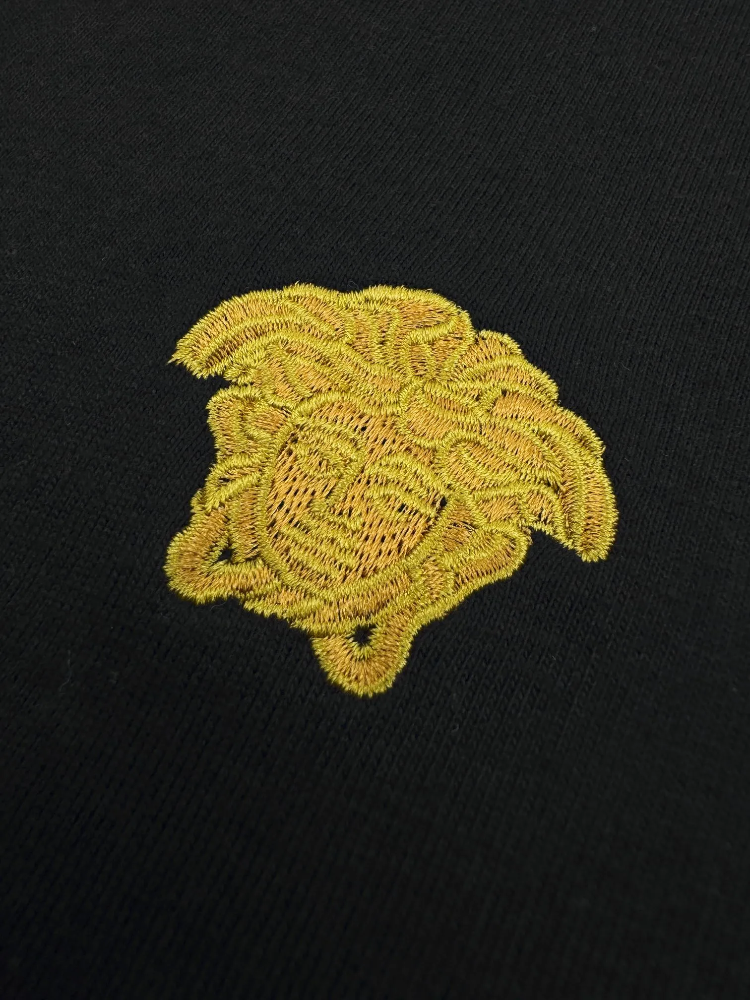 Versace新作黒半袖Tシャツ刺繍デザイン - 画像 (5)