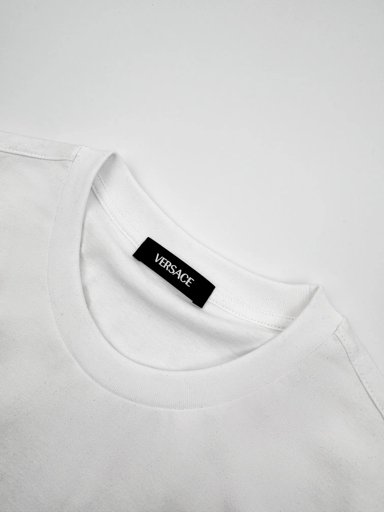Versace新作白刺繍半袖Tシャツ - 画像 (4)