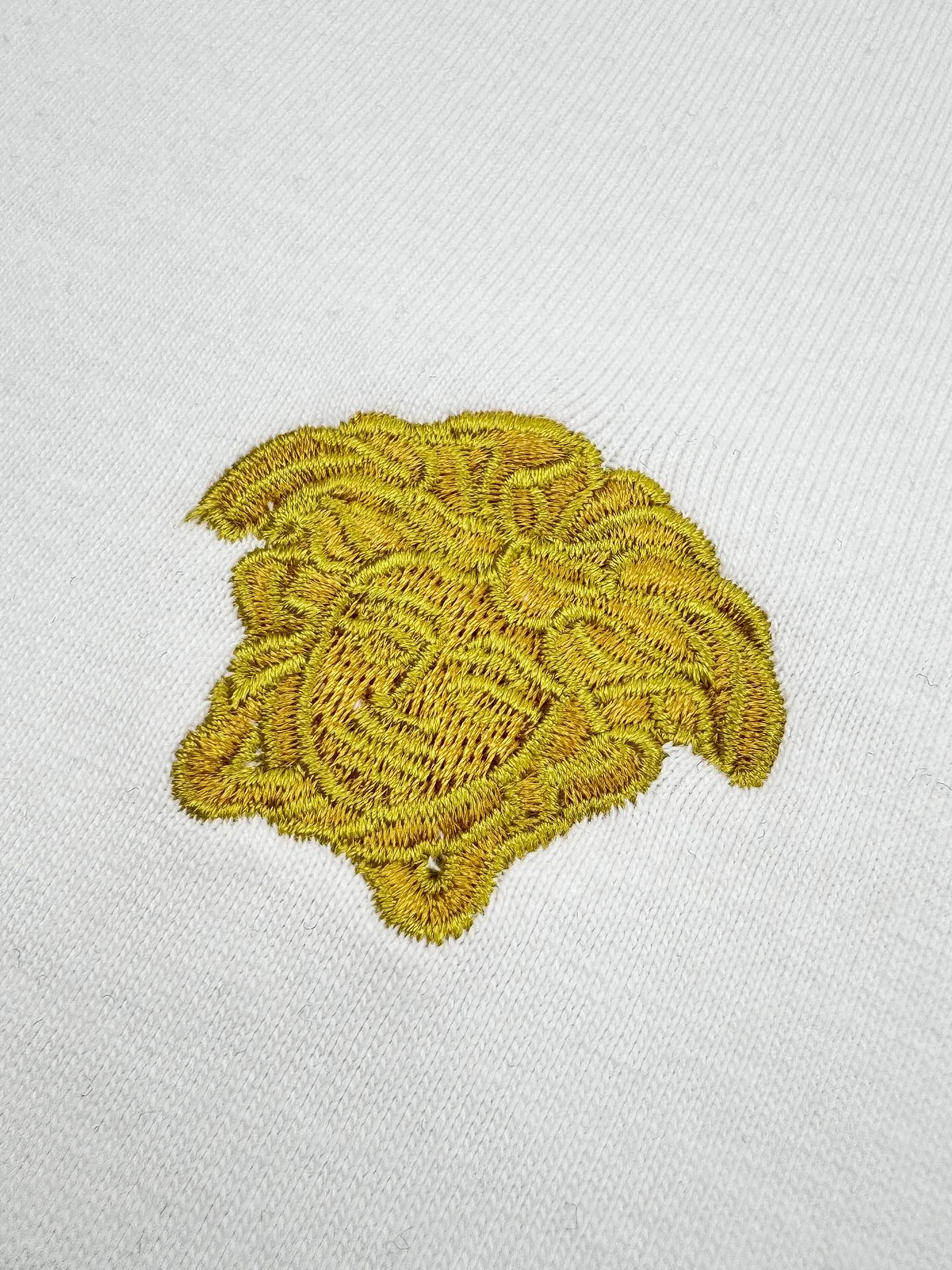 Versace新作白刺繍半袖Tシャツ - 画像 (5)