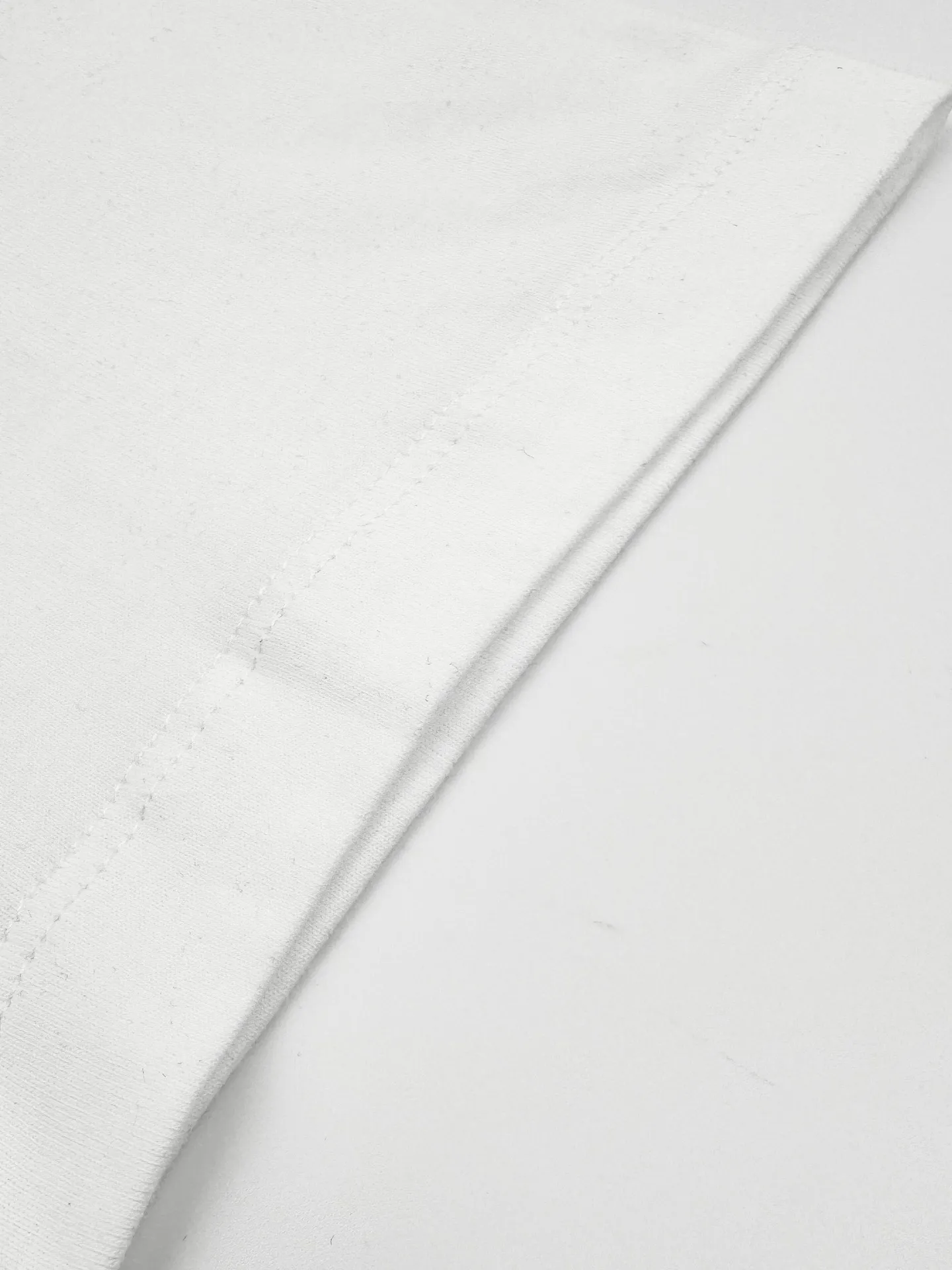 Versace新作白刺繍半袖Tシャツ - 画像 (7)