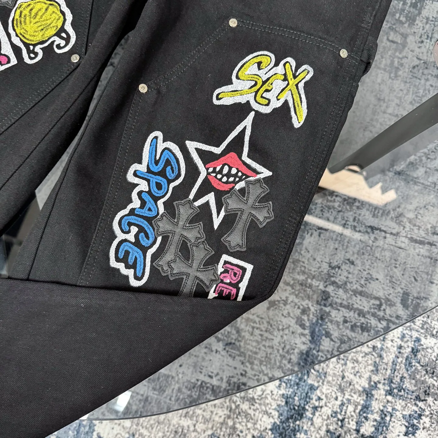 Chrome Hearts 黒 グラフィティワークパンツ - 画像 (10)