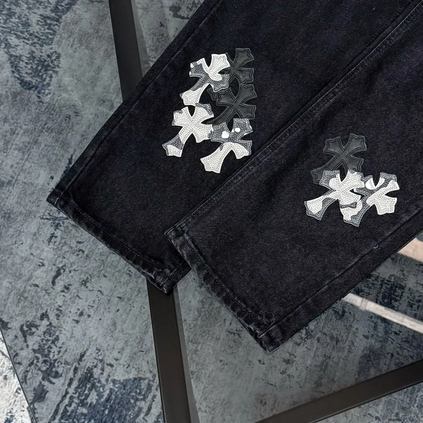 Chrome Hearts ブラック多皮デザインデニム - 画像 (12)