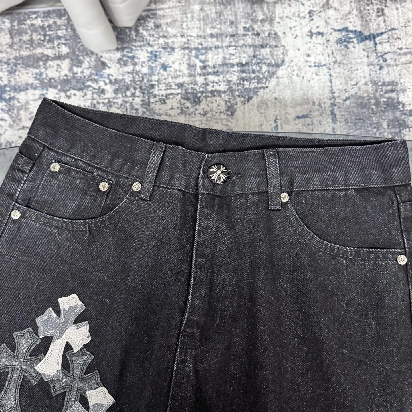 Chrome Hearts ブラック多皮デザインデニム - 画像 (4)