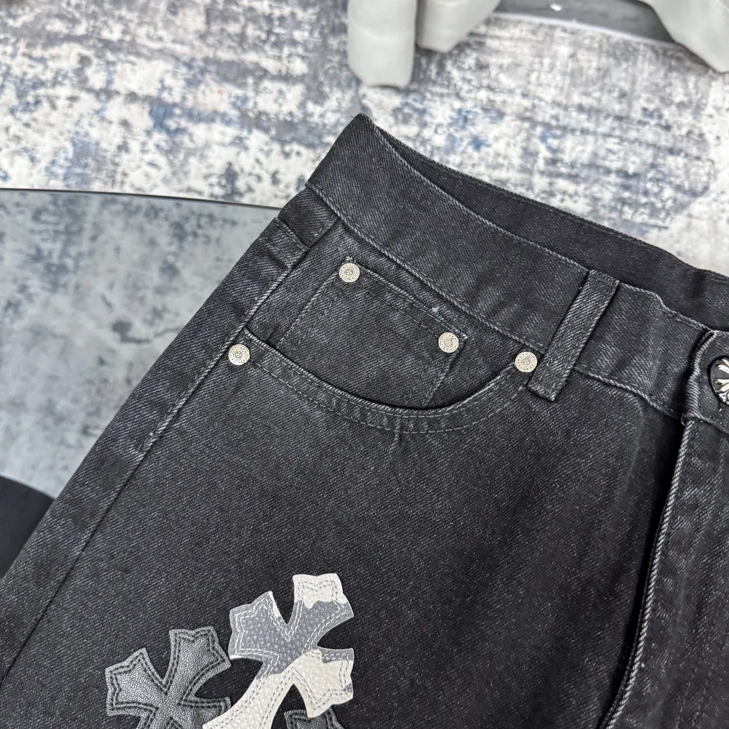 Chrome Hearts ブラック多皮デザインデニム - 画像 (5)