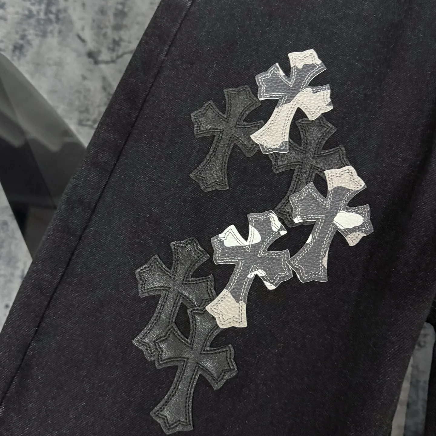 Chrome Hearts ブラック多皮デザインデニム - 画像 (11)