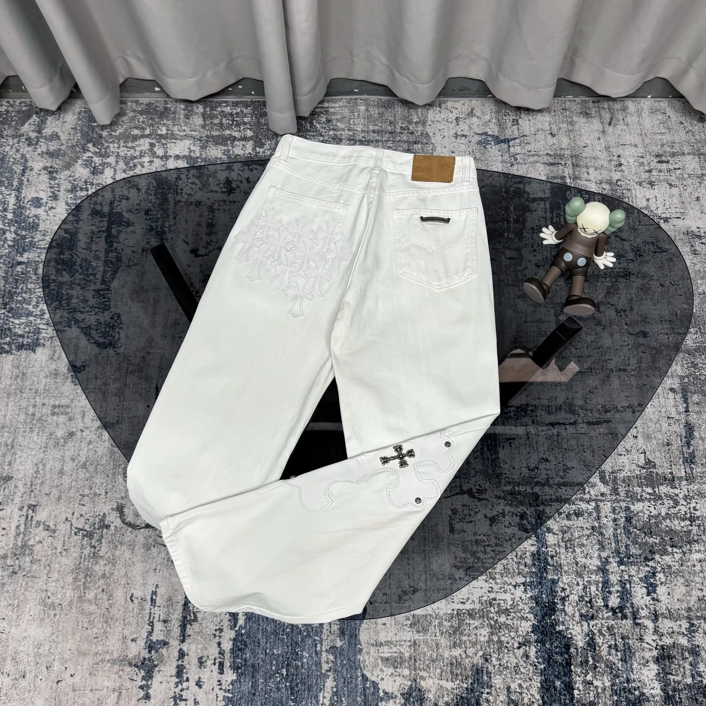 Chrome Hearts 白いクロスデザインジーンズ - 画像 (3)