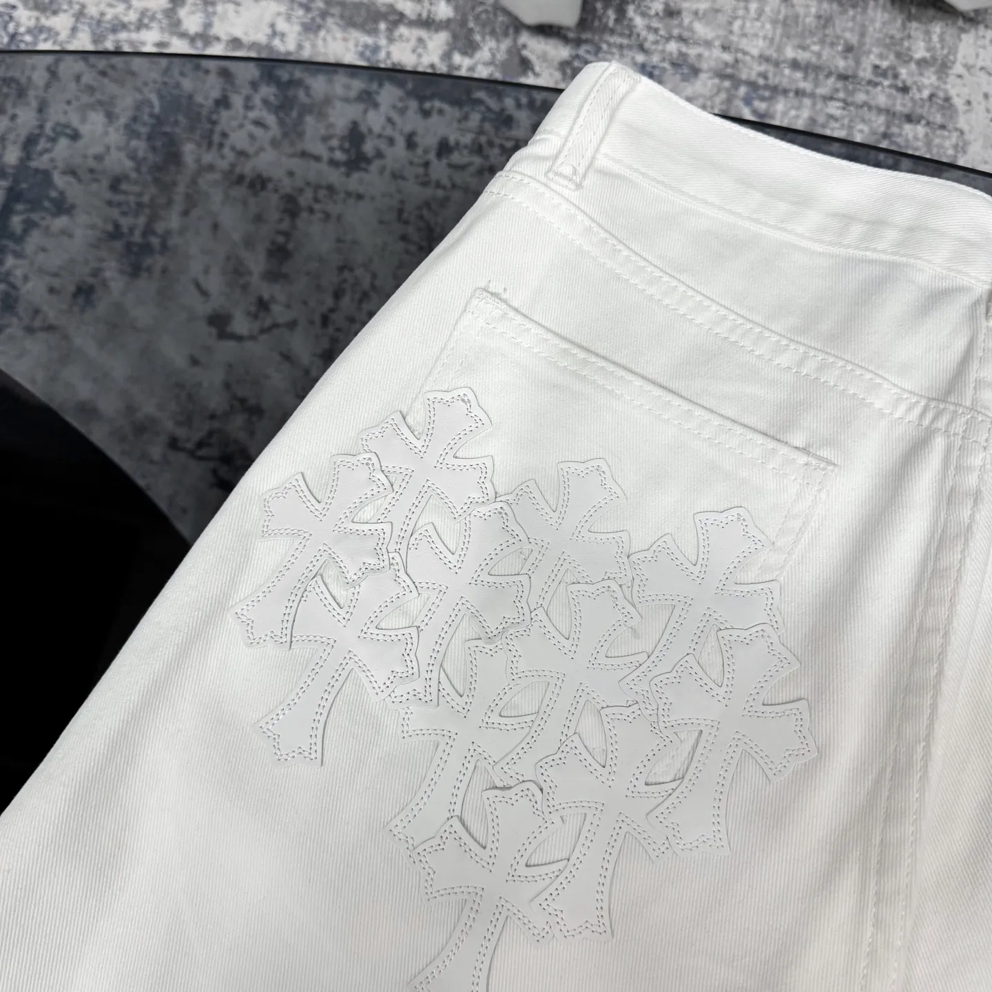 Chrome Hearts 白いクロスデザインジーンズ - 画像 (12)