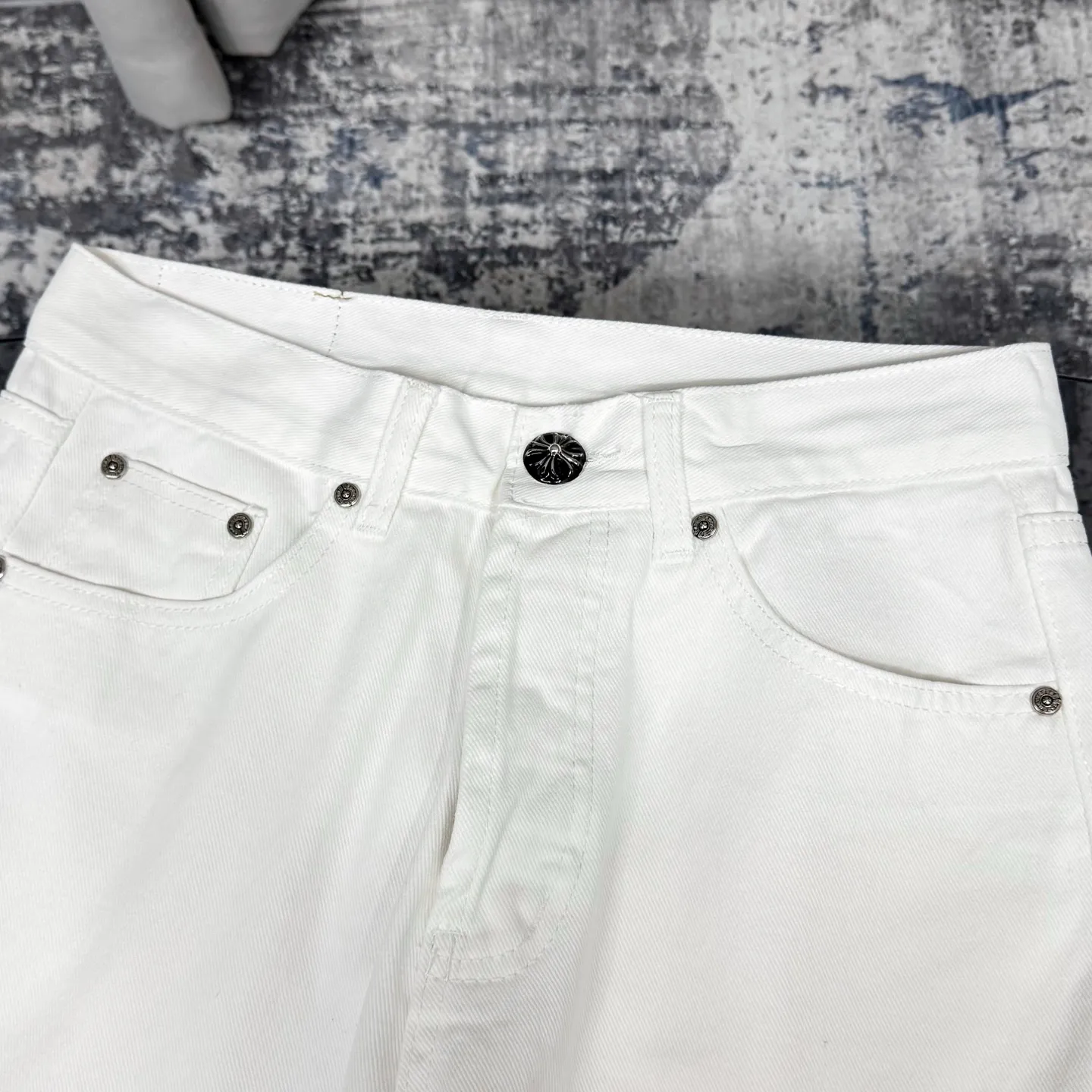 Chrome Hearts 白いクロスデザインジーンズ - 画像 (4)