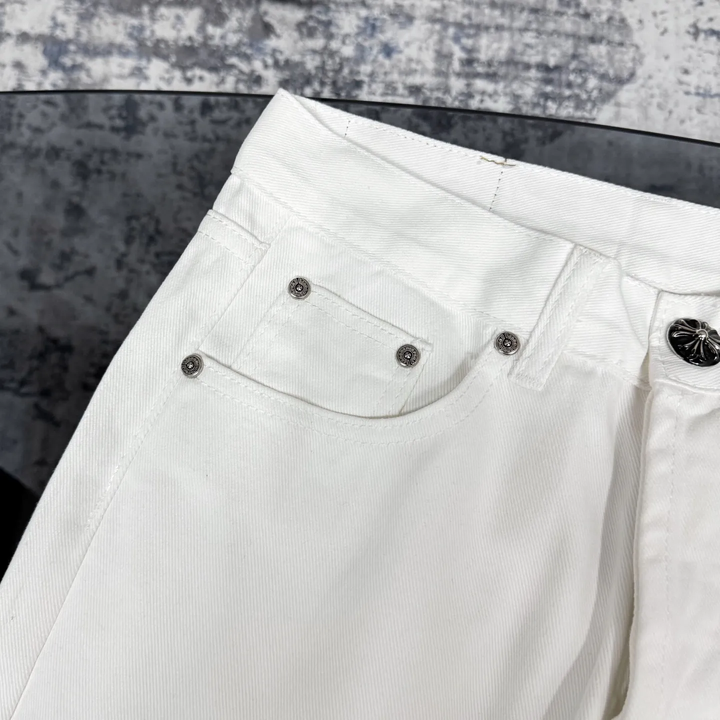 Chrome Hearts 白いクロスデザインジーンズ - 画像 (5)
