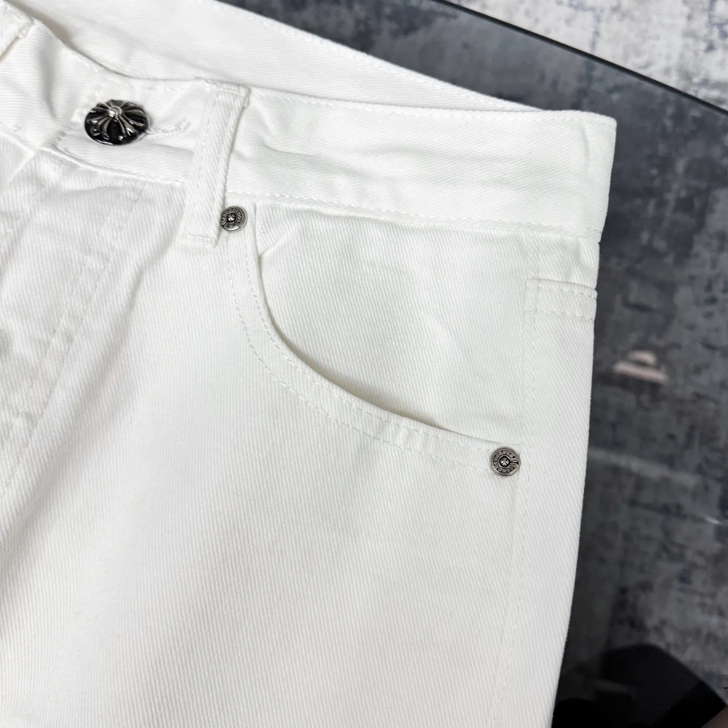 Chrome Hearts 白いクロスデザインジーンズ - 画像 (6)