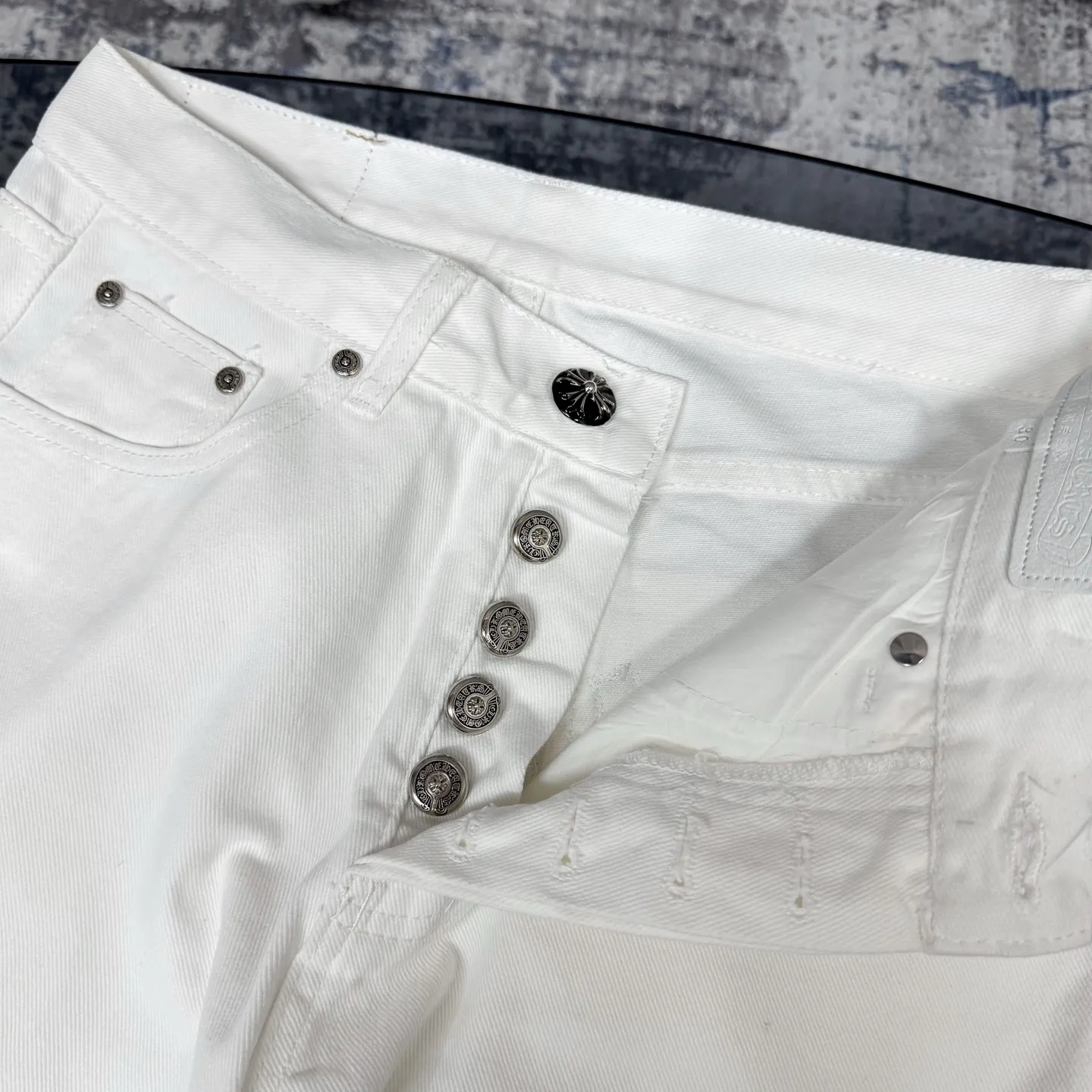 Chrome Hearts 白いクロスデザインジーンズ - 画像 (7)