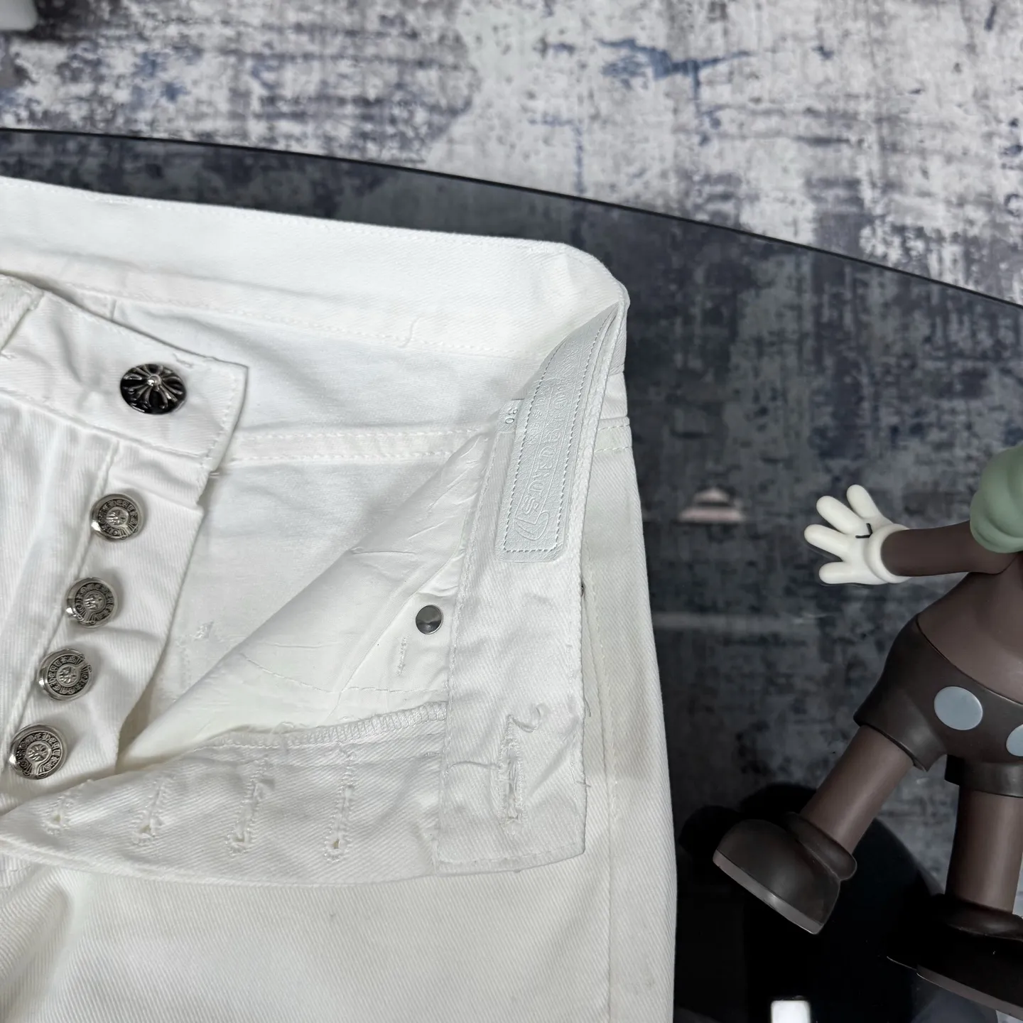 Chrome Hearts 白いクロスデザインジーンズ - 画像 (8)