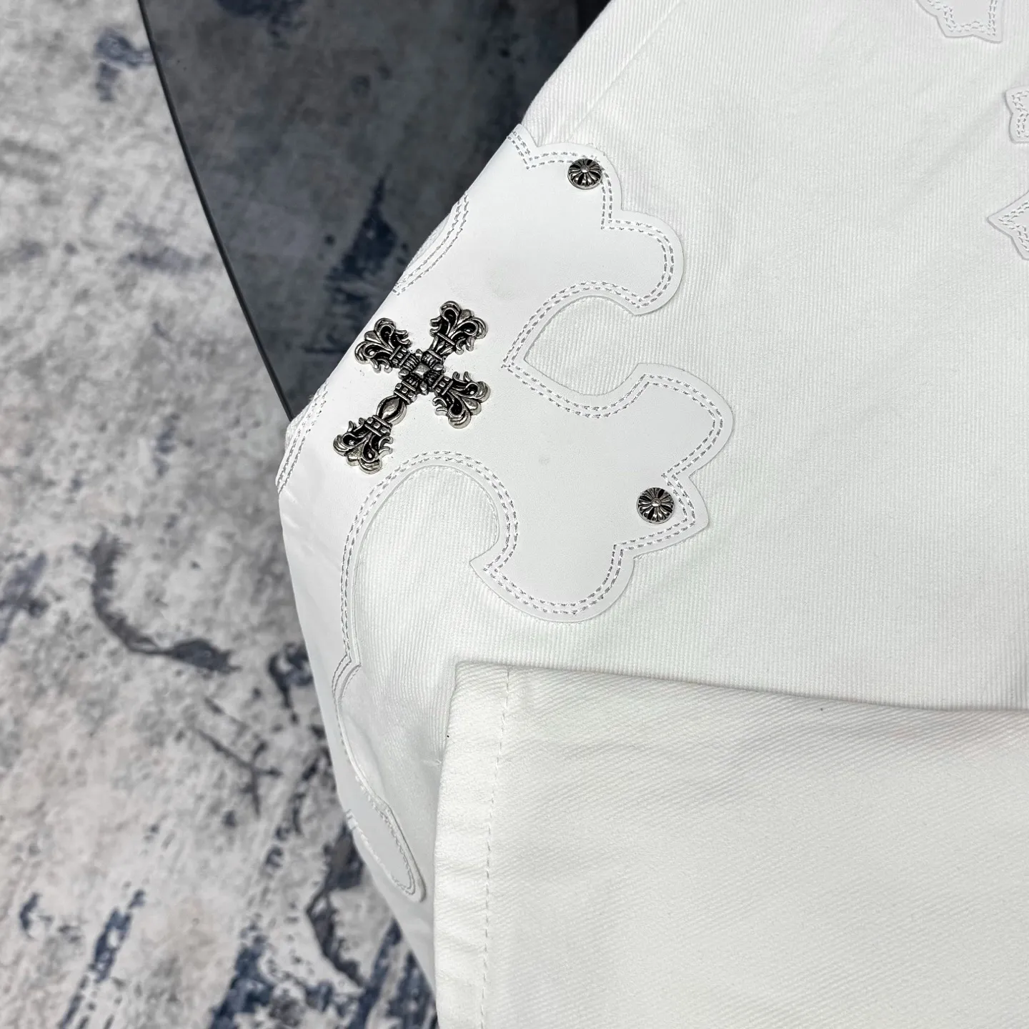 Chrome Hearts 白いクロスデザインジーンズ - 画像 (9)