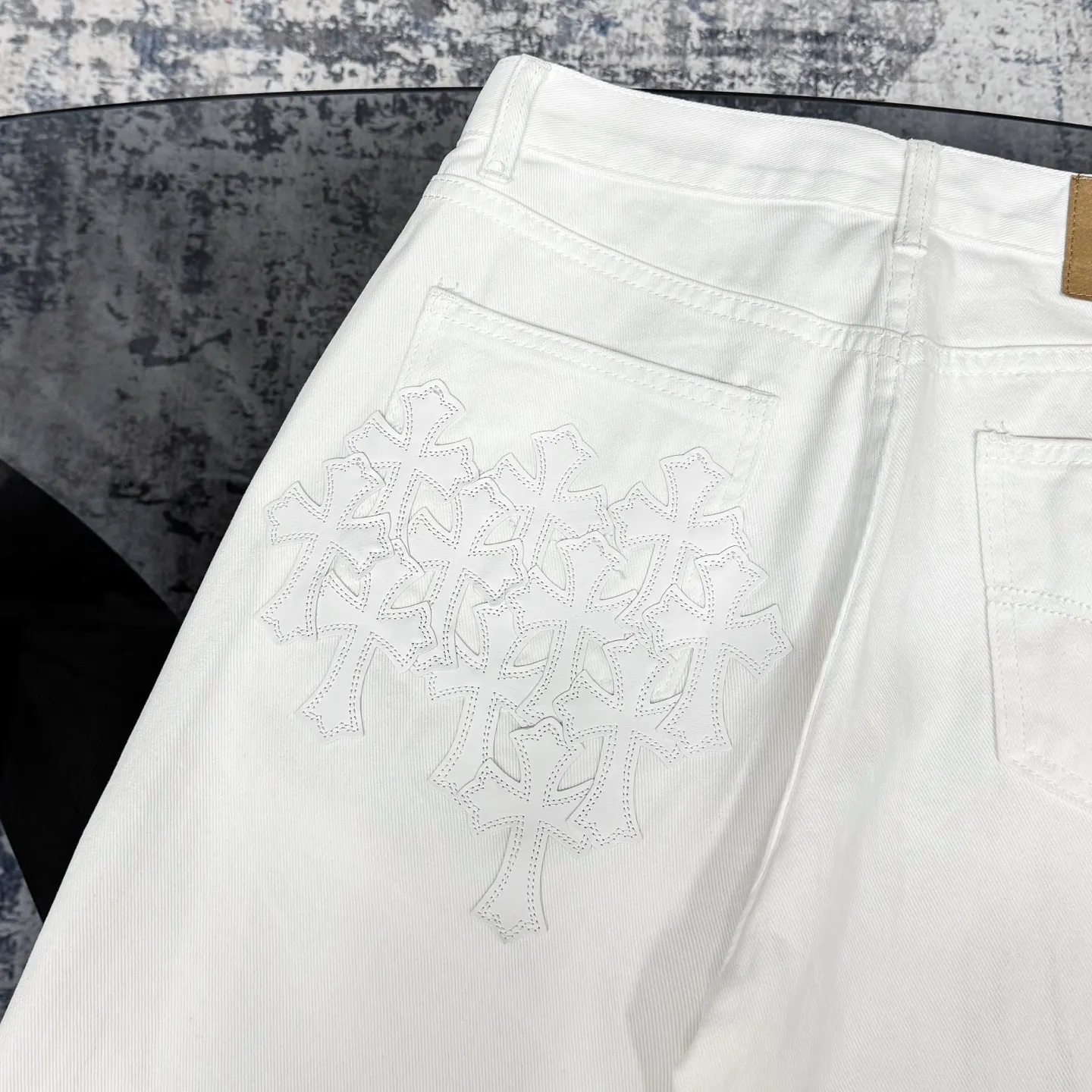 Chrome Hearts 白いクロスデザインジーンズ - 画像 (10)
