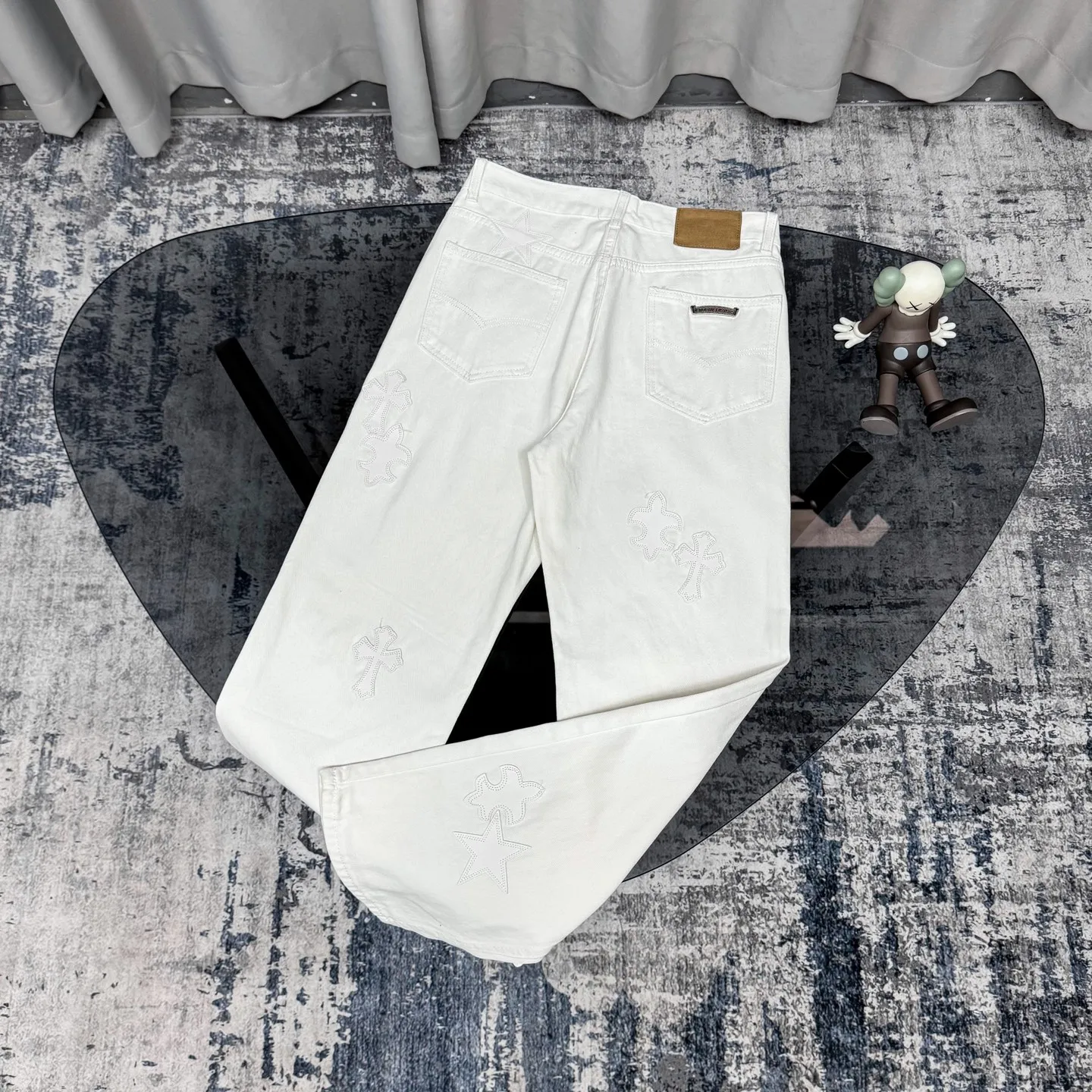 Chrome Heart 白十字架デザイン デニムパンツ - 画像 (3)