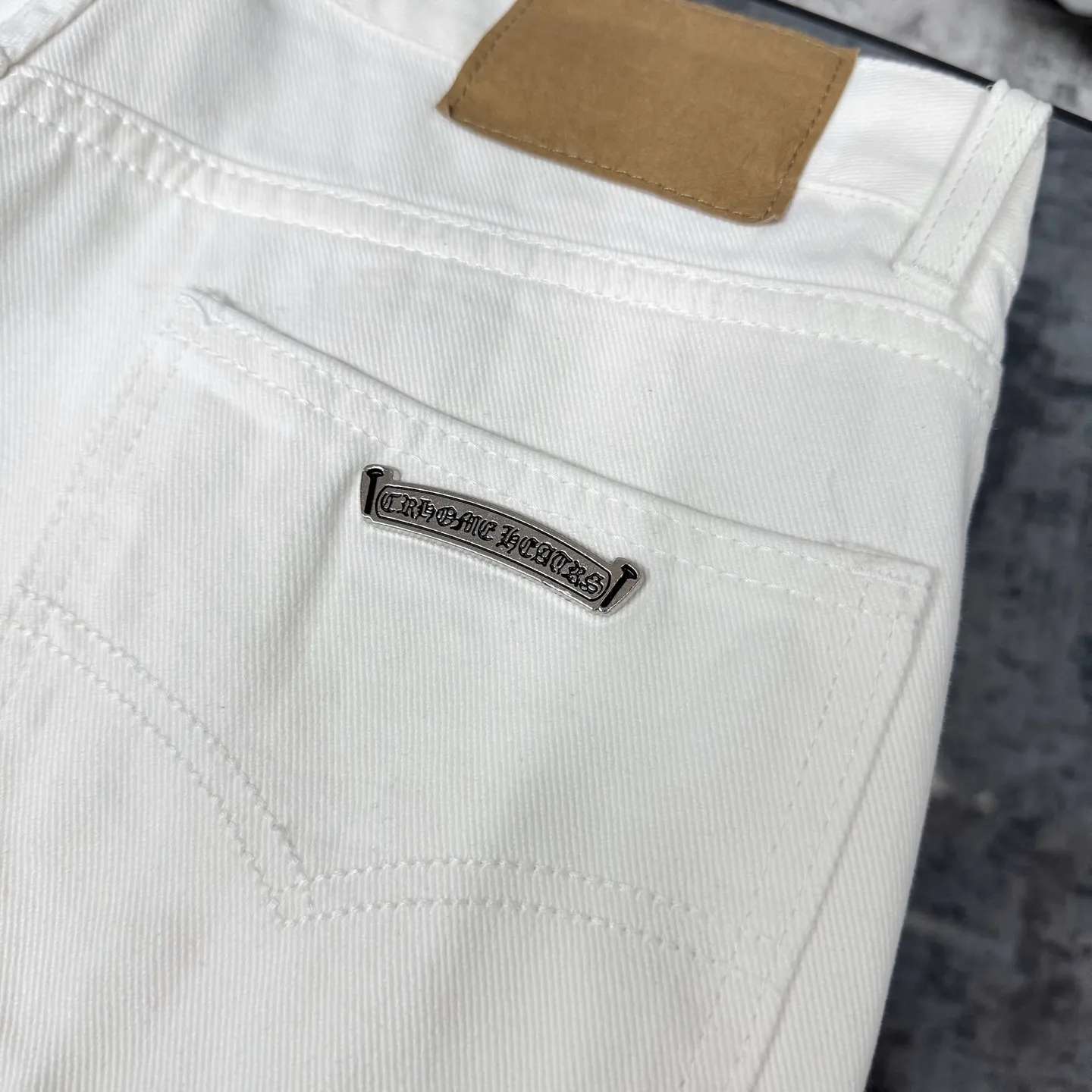 Chrome Heart 白十字架デザイン デニムパンツ - 画像 (12)