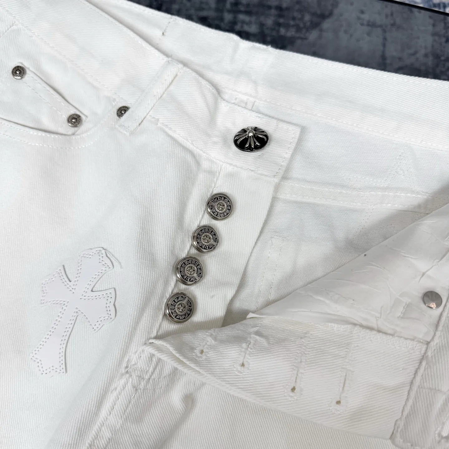 Chrome Heart 白十字架デザイン デニムパンツ - 画像 (6)