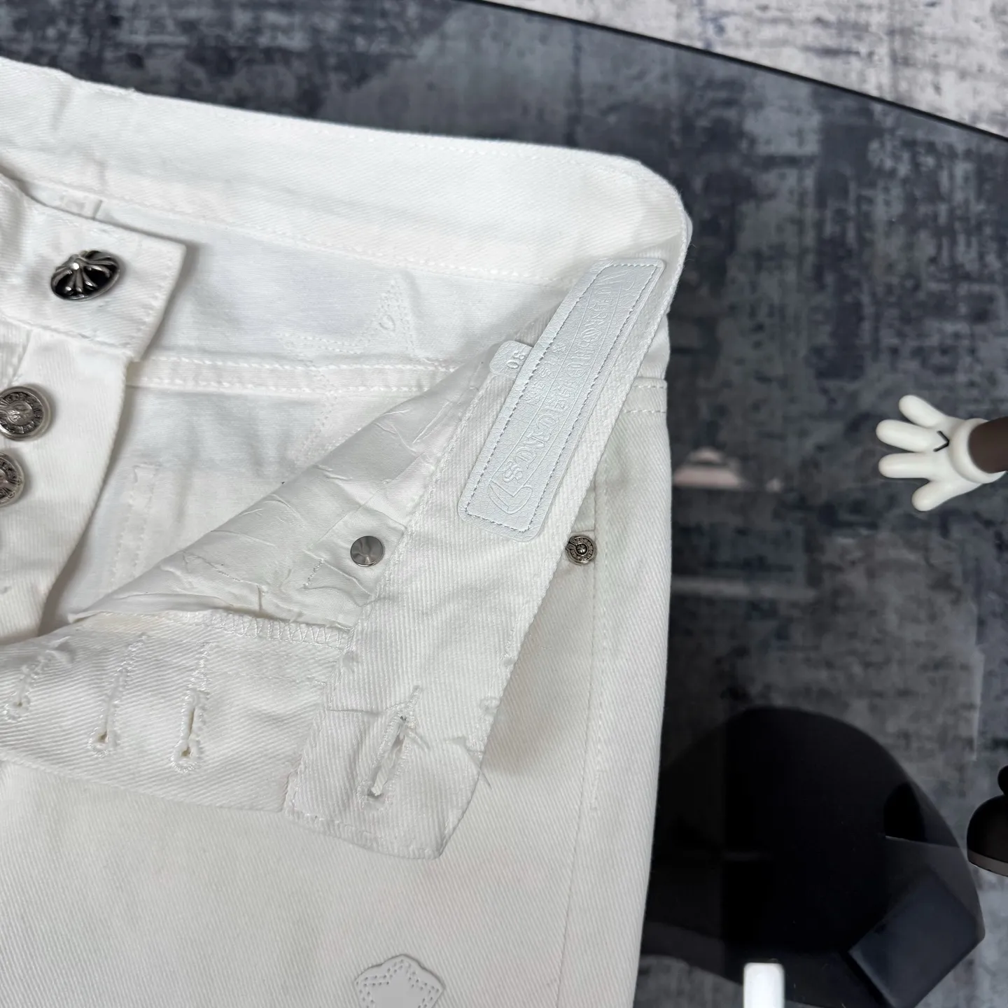 Chrome Heart 白十字架デザイン デニムパンツ - 画像 (7)