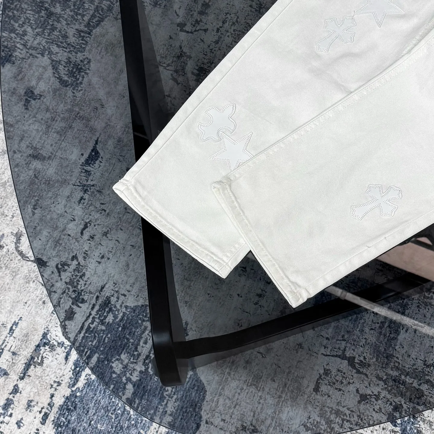 Chrome Heart 白十字架デザイン デニムパンツ - 画像 (8)