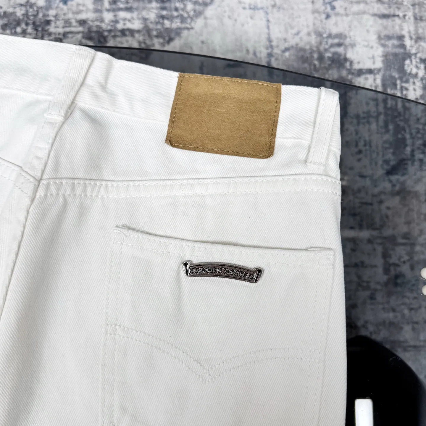 Chrome Heart 白十字架デザイン デニムパンツ - 画像 (9)