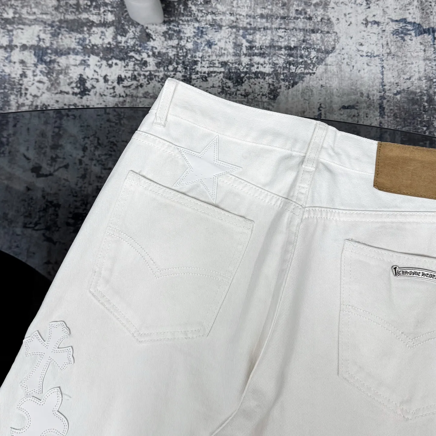 Chrome Heart 白十字架デザイン デニムパンツ - 画像 (10)