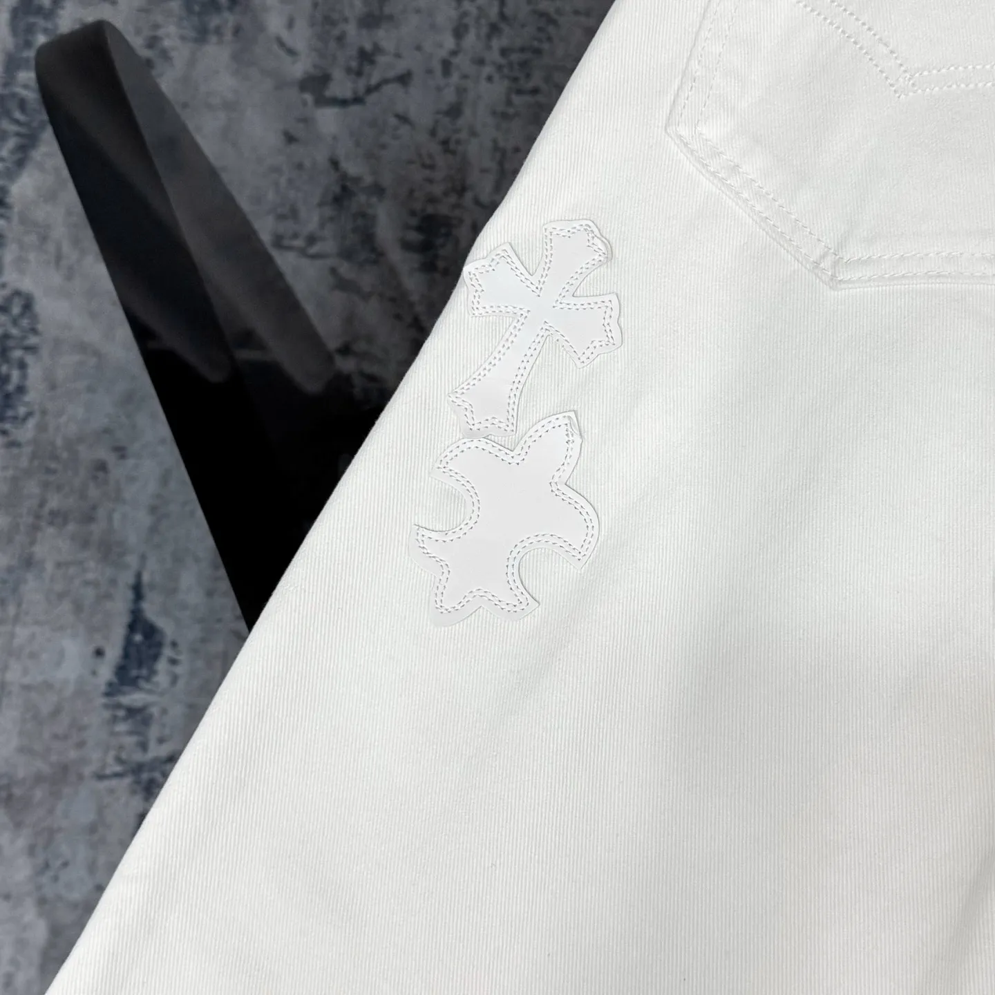 Chrome Heart 白十字架デザイン デニムパンツ - 画像 (11)