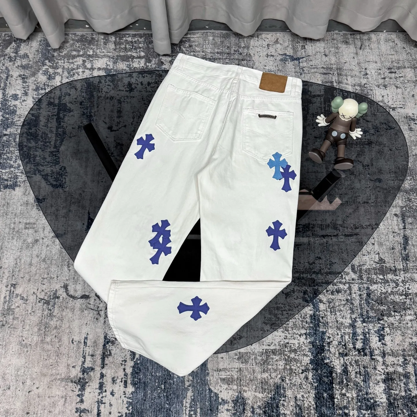 Chrome Heart 白と青のクロスジーンズ - 画像 (3)