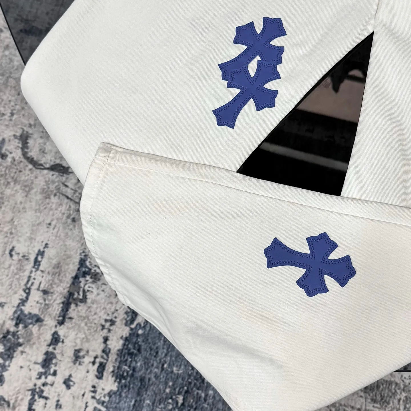 Chrome Heart 白と青のクロスジーンズ - 画像 (12)