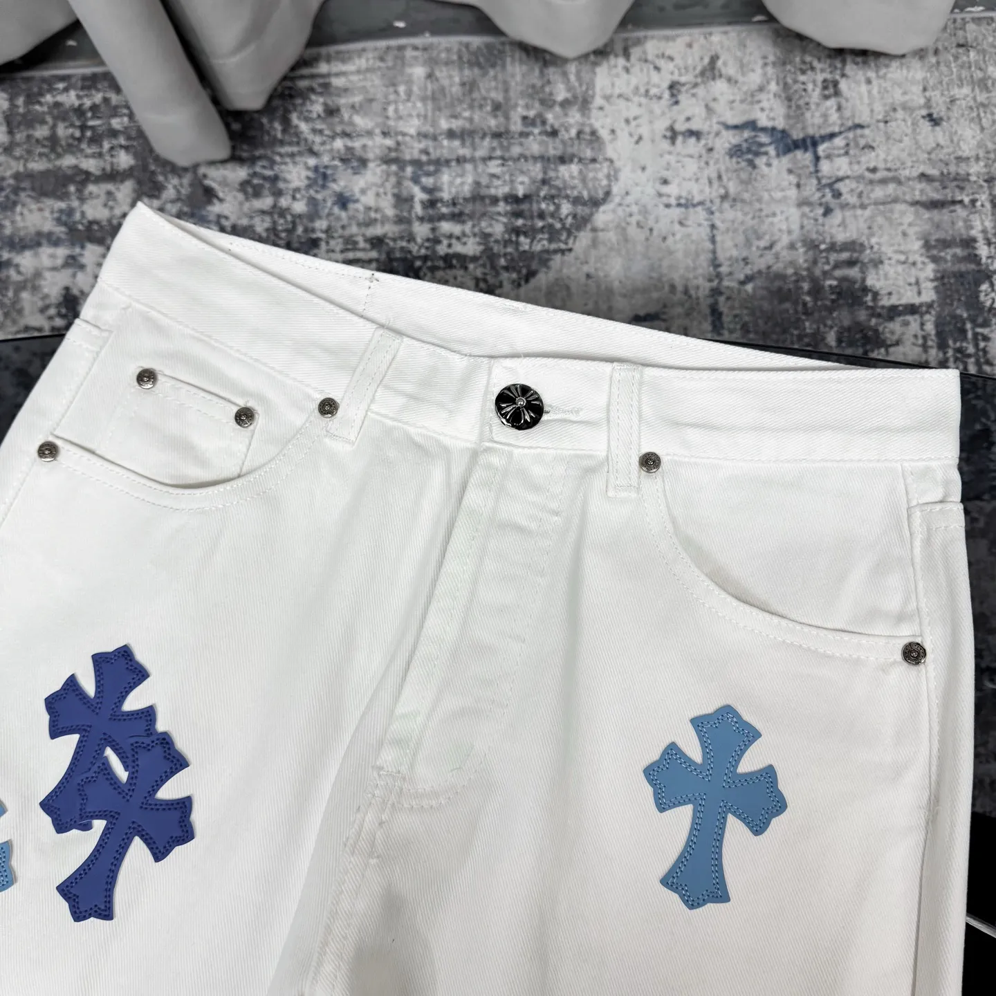 Chrome Heart 白と青のクロスジーンズ - 画像 (4)