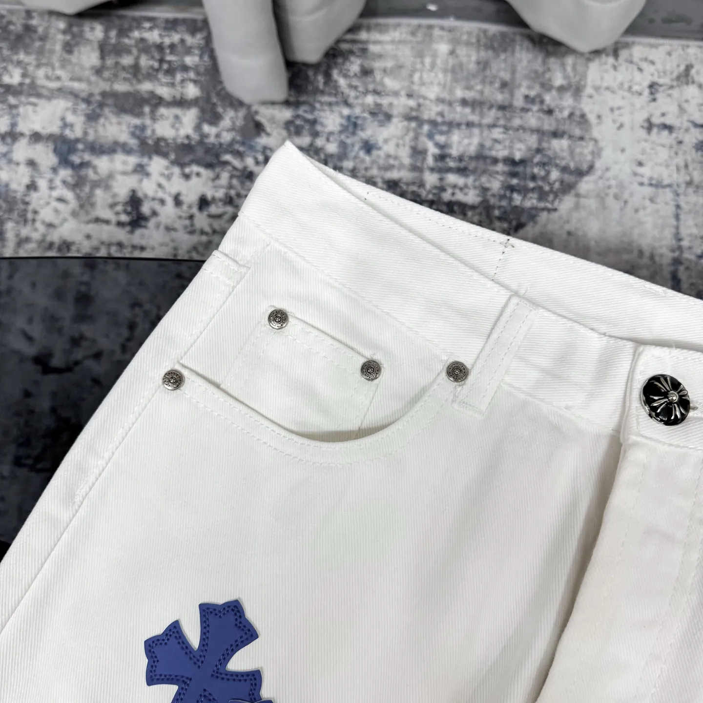 Chrome Heart 白と青のクロスジーンズ - 画像 (5)