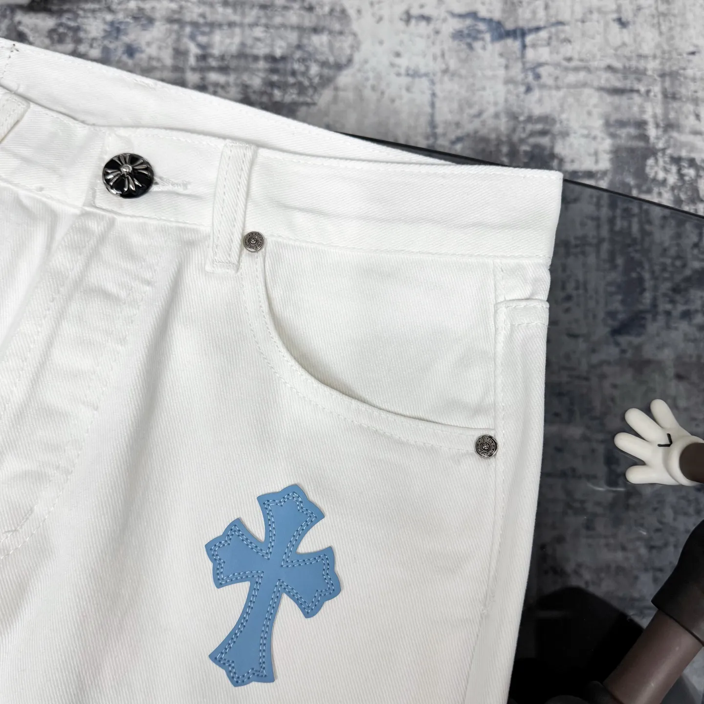 Chrome Heart 白と青のクロスジーンズ - 画像 (6)