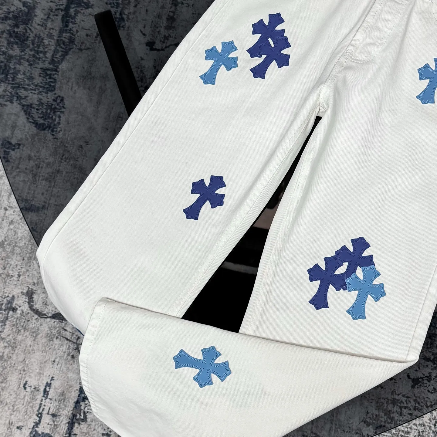 Chrome Heart 白と青のクロスジーンズ - 画像 (7)