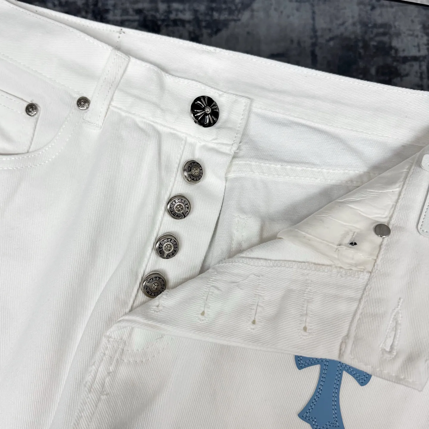 Chrome Heart 白と青のクロスジーンズ - 画像 (8)