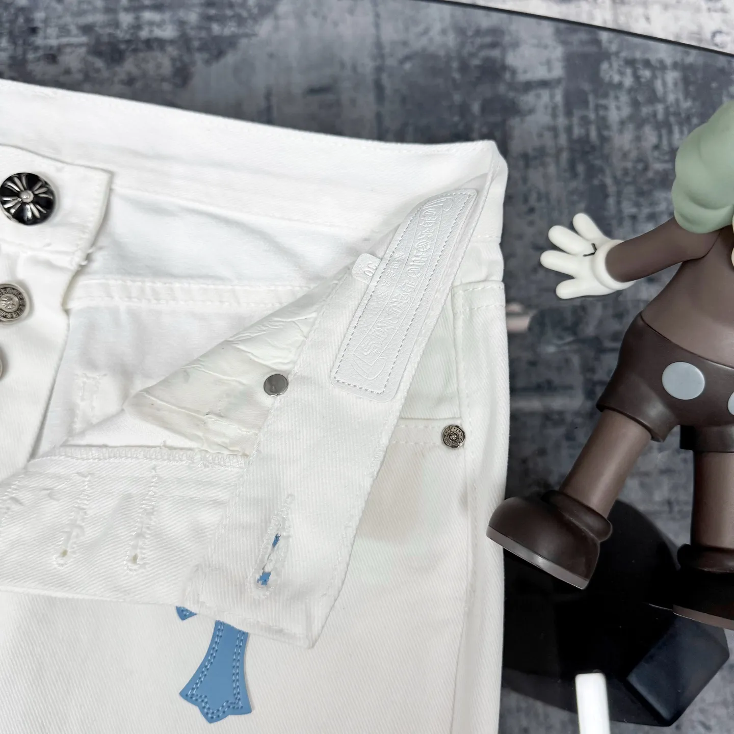 Chrome Heart 白と青のクロスジーンズ - 画像 (9)