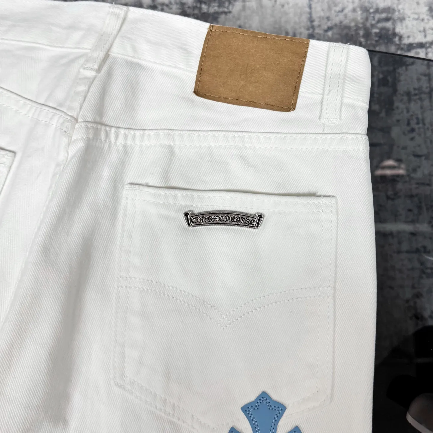 Chrome Heart 白と青のクロスジーンズ - 画像 (10)