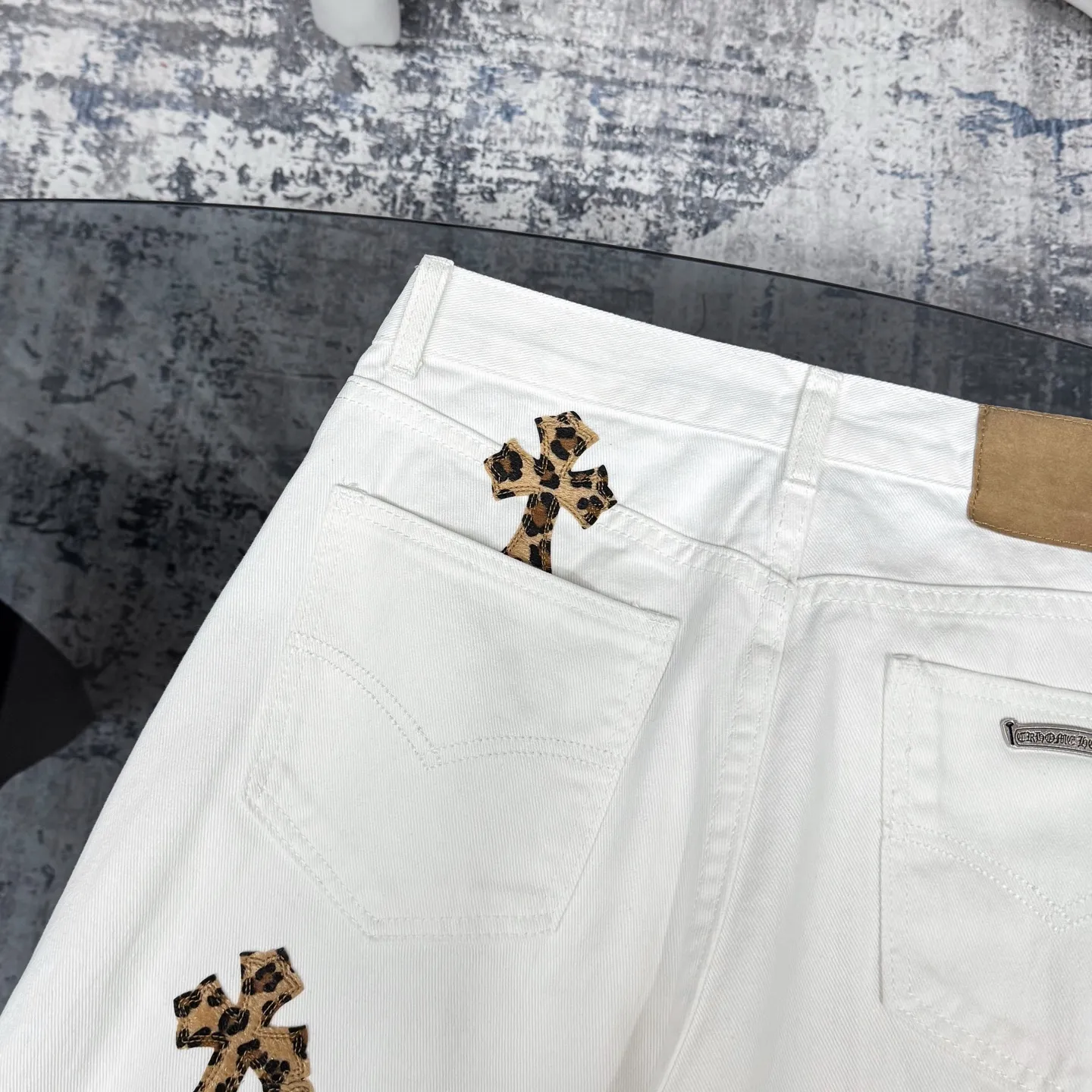 Chrome Hearts 白ヒョウ柄グラフィティハイストリートジーンズ - 画像 (13)