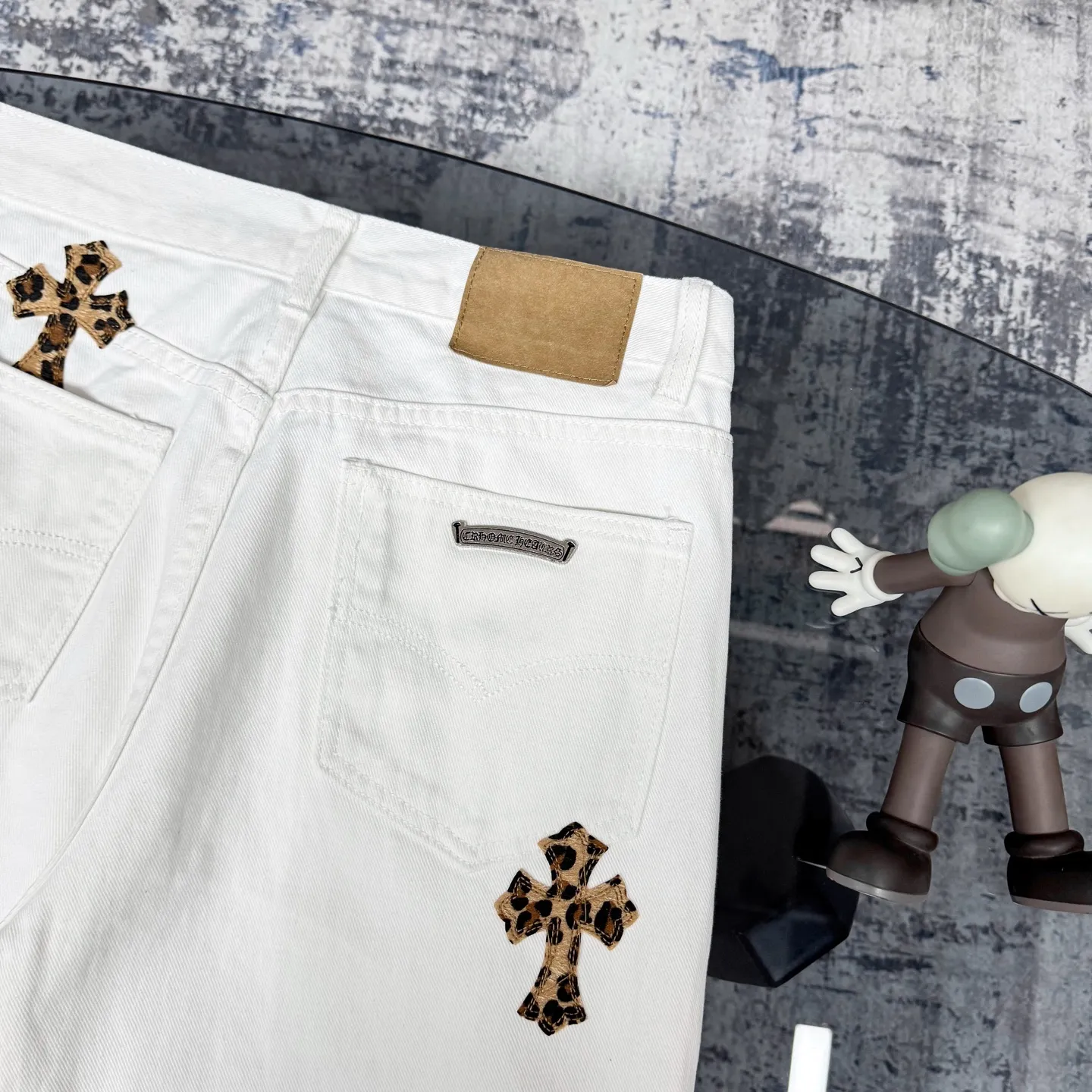 Chrome Hearts 白ヒョウ柄グラフィティハイストリートジーンズ - 画像 (14)