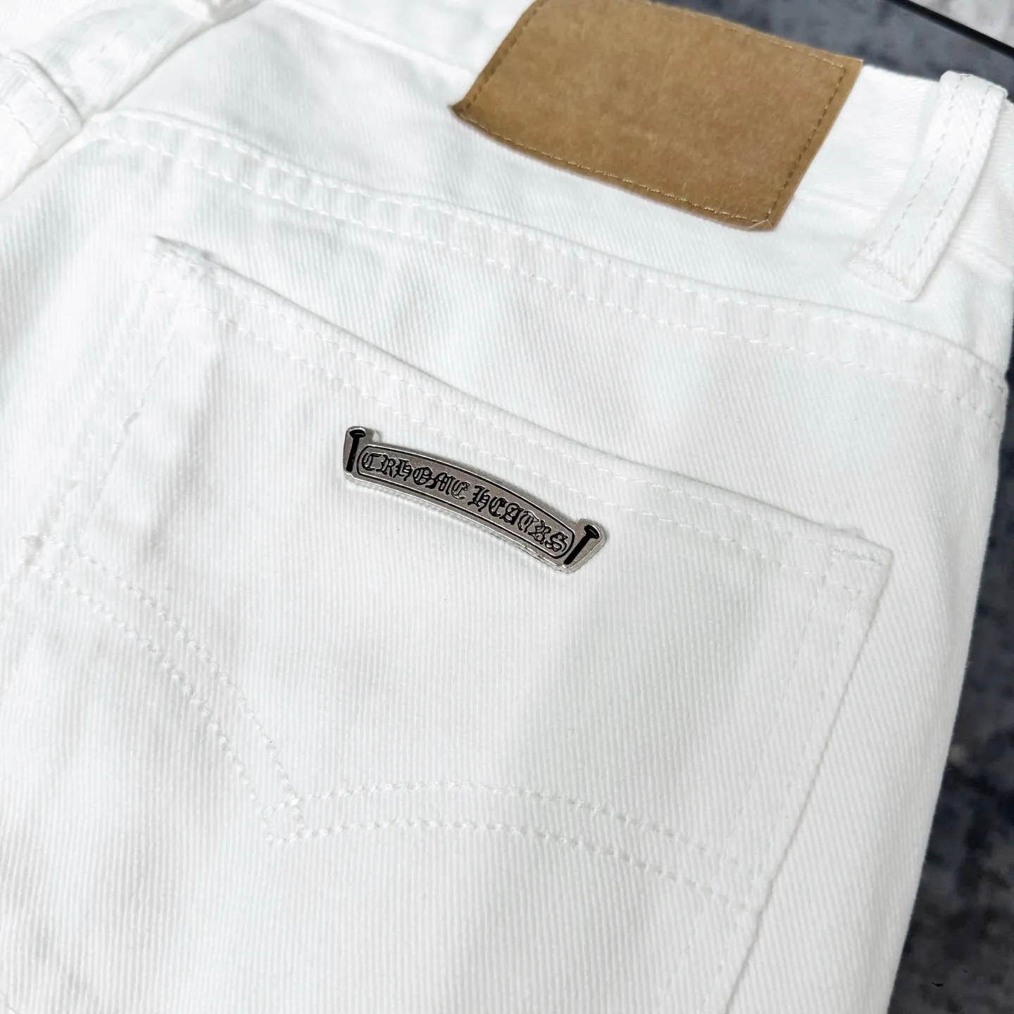 Chrome Hearts 白ヒョウ柄グラフィティハイストリートジーンズ - 画像 (15)