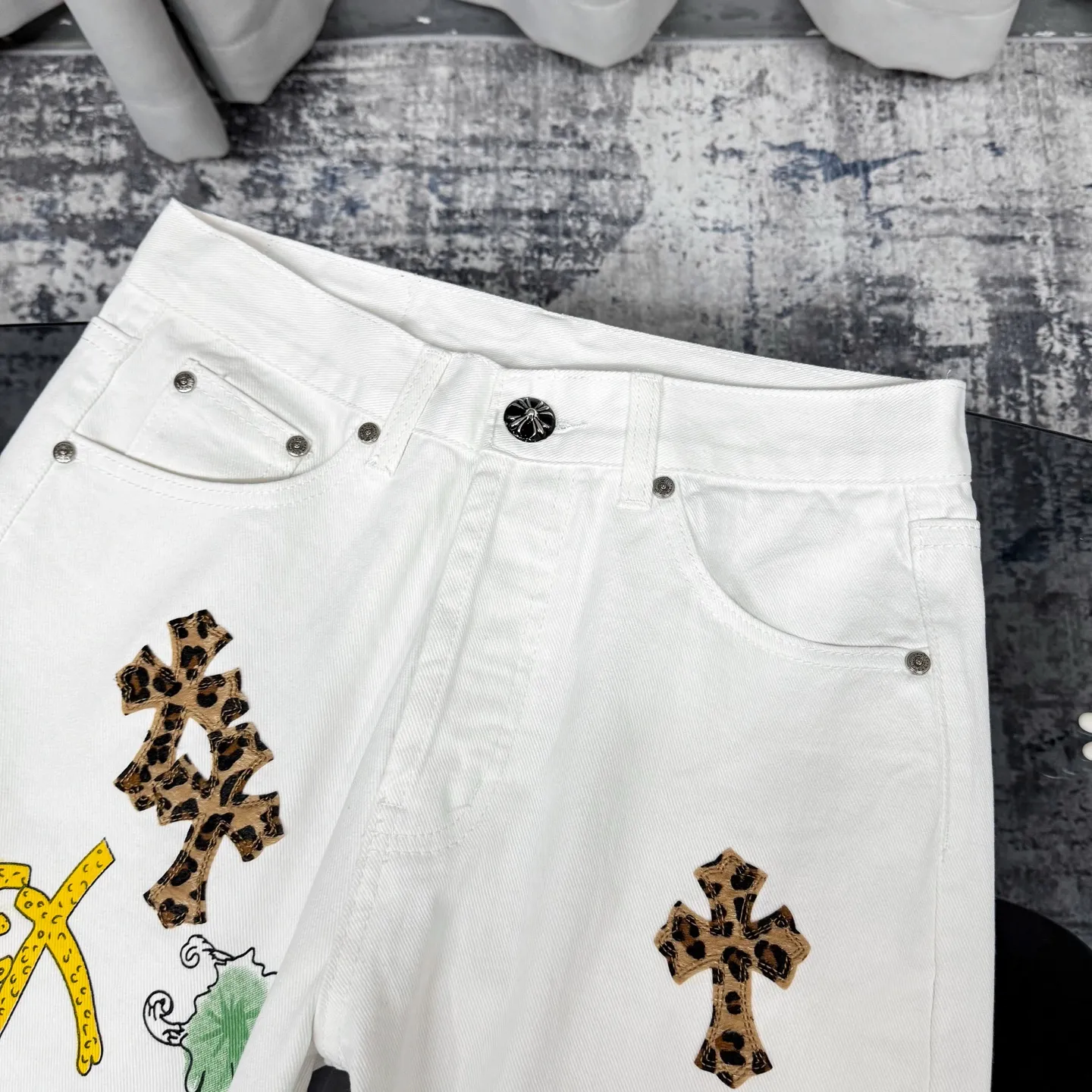 Chrome Hearts 白ヒョウ柄グラフィティハイストリートジーンズ - 画像 (4)
