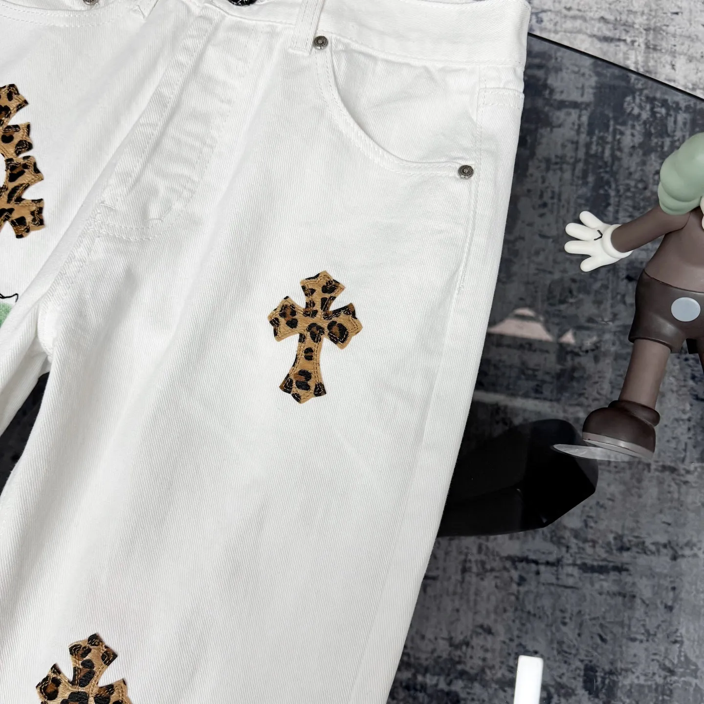 Chrome Hearts 白ヒョウ柄グラフィティハイストリートジーンズ - 画像 (6)