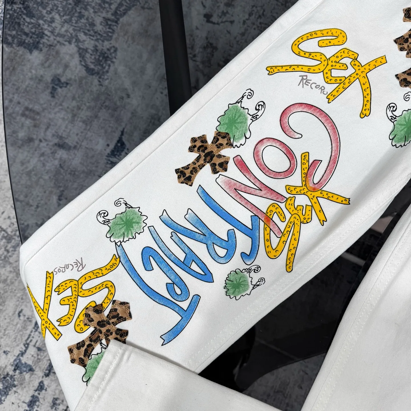 Chrome Hearts 白ヒョウ柄グラフィティハイストリートジーンズ - 画像 (7)