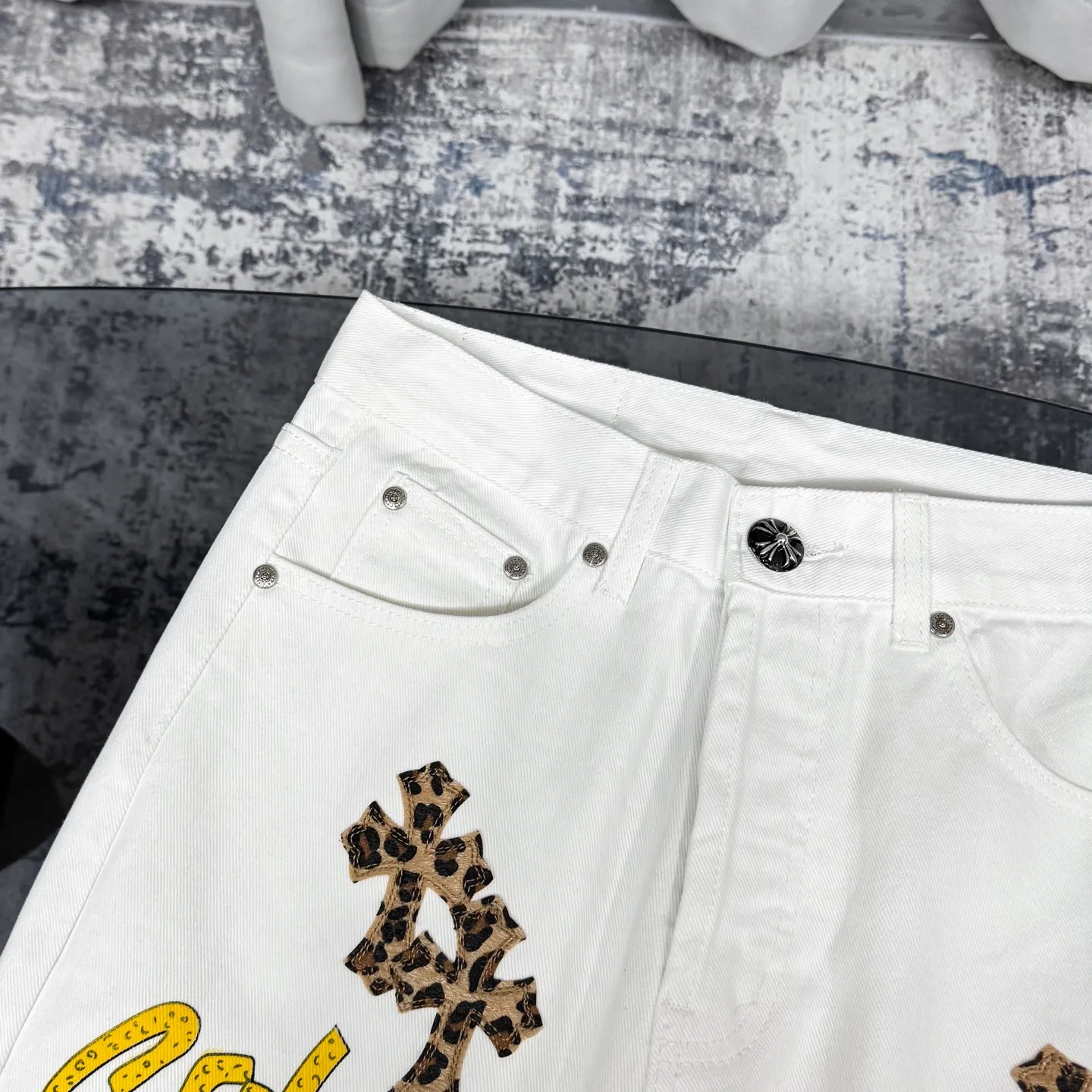 Chrome Hearts 白ヒョウ柄グラフィティハイストリートジーンズ - 画像 (8)