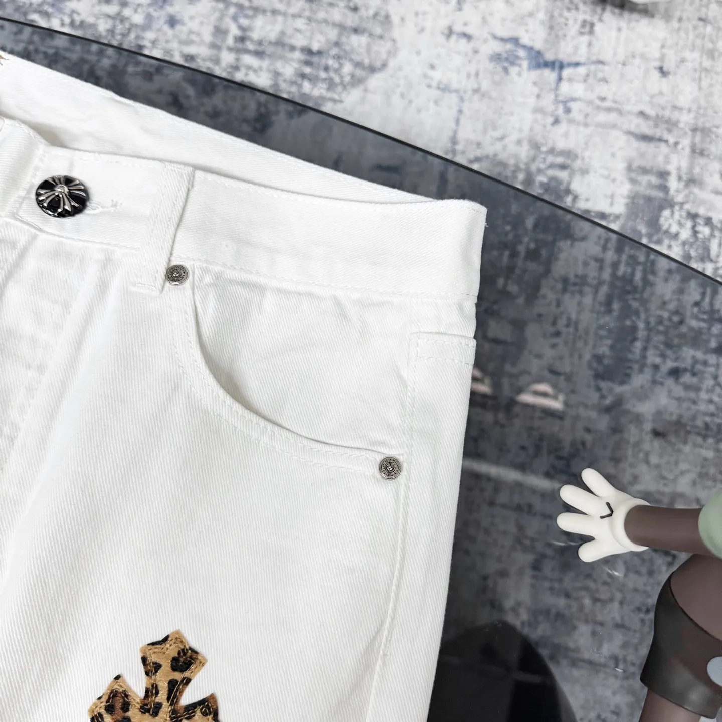 Chrome Hearts 白ヒョウ柄グラフィティハイストリートジーンズ - 画像 (9)