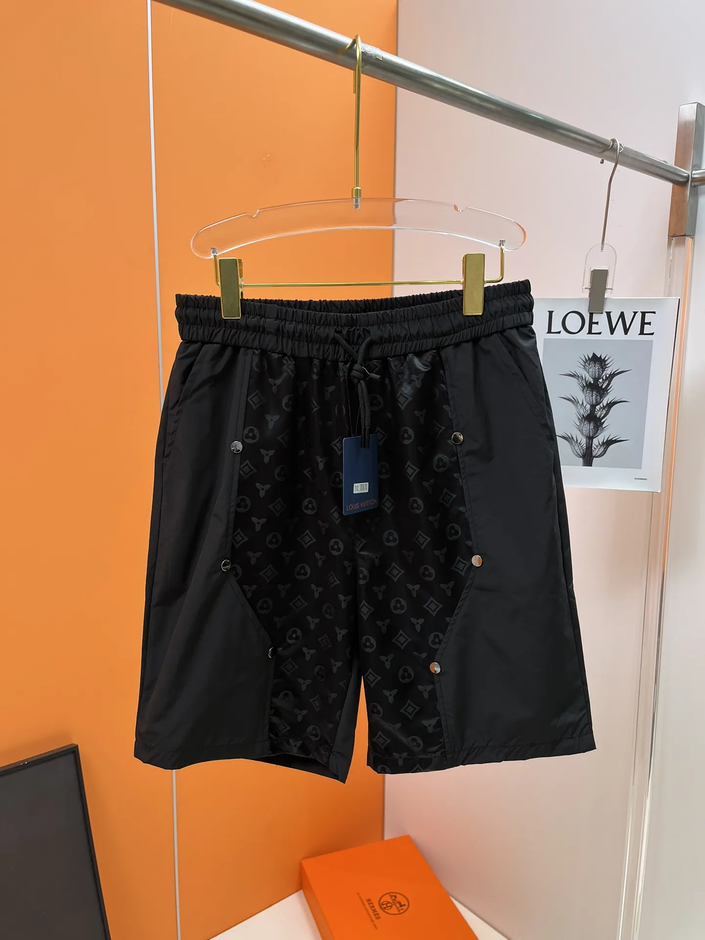 LOUIS VUITTON 2025夏の新作ブラックメンズショートパンツ