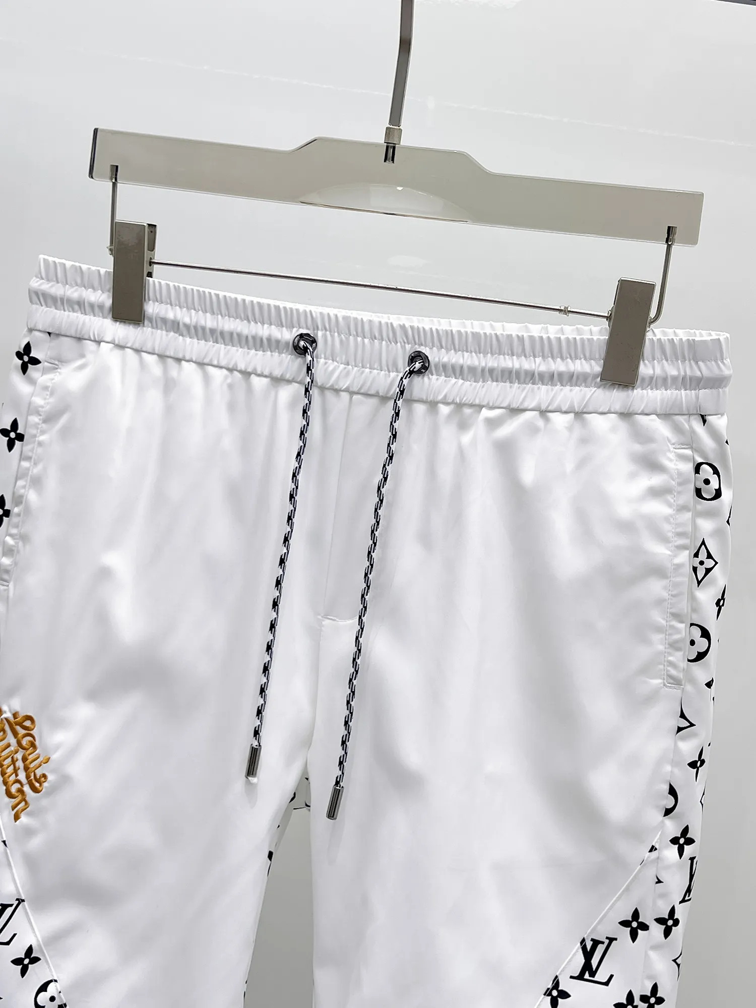 LOUIS VUITTON ホワイトの新作カジュアルショートパンツ - 画像 (4)