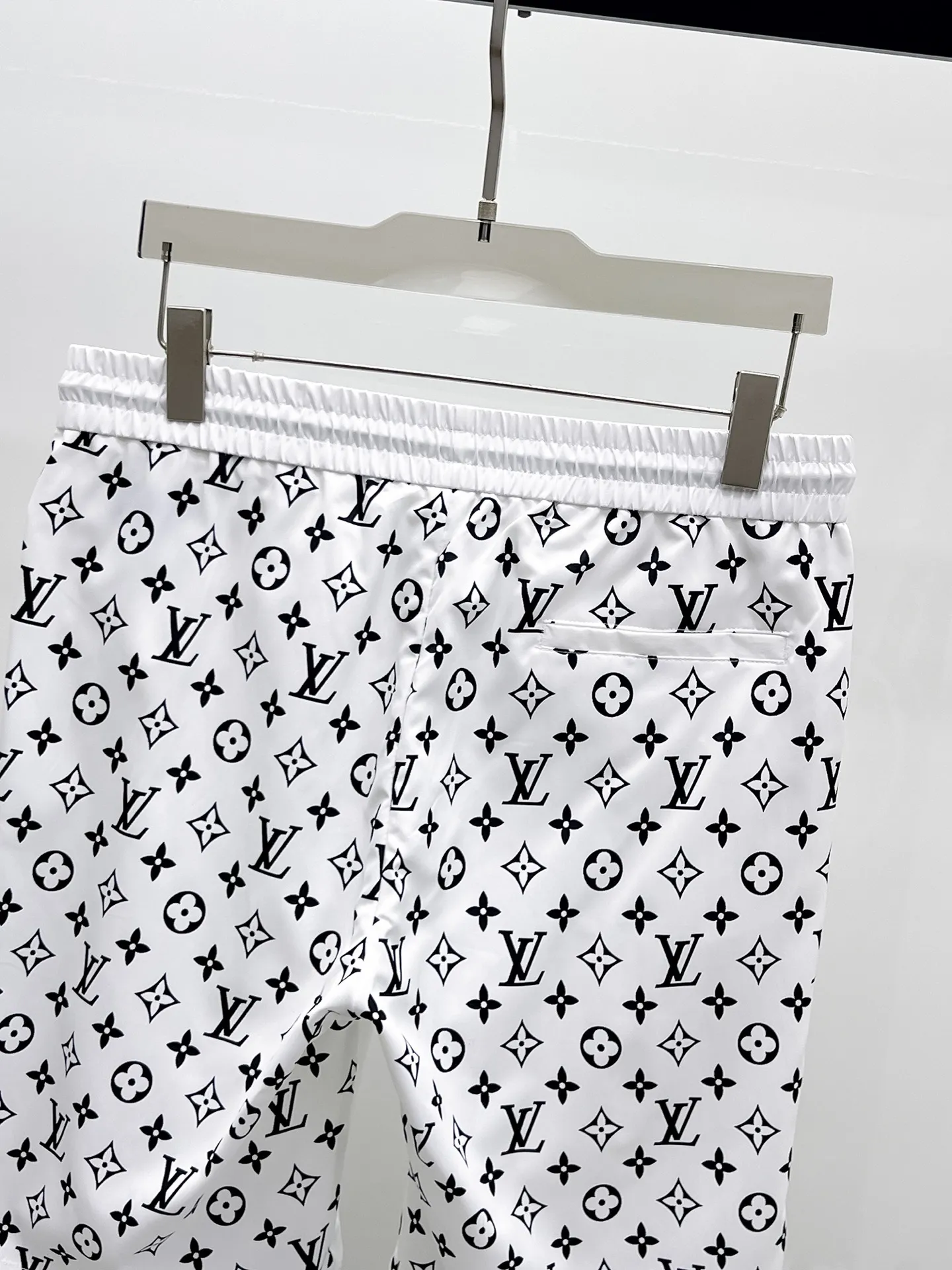 LOUIS VUITTON ホワイトの新作カジュアルショートパンツ - 画像 (5)