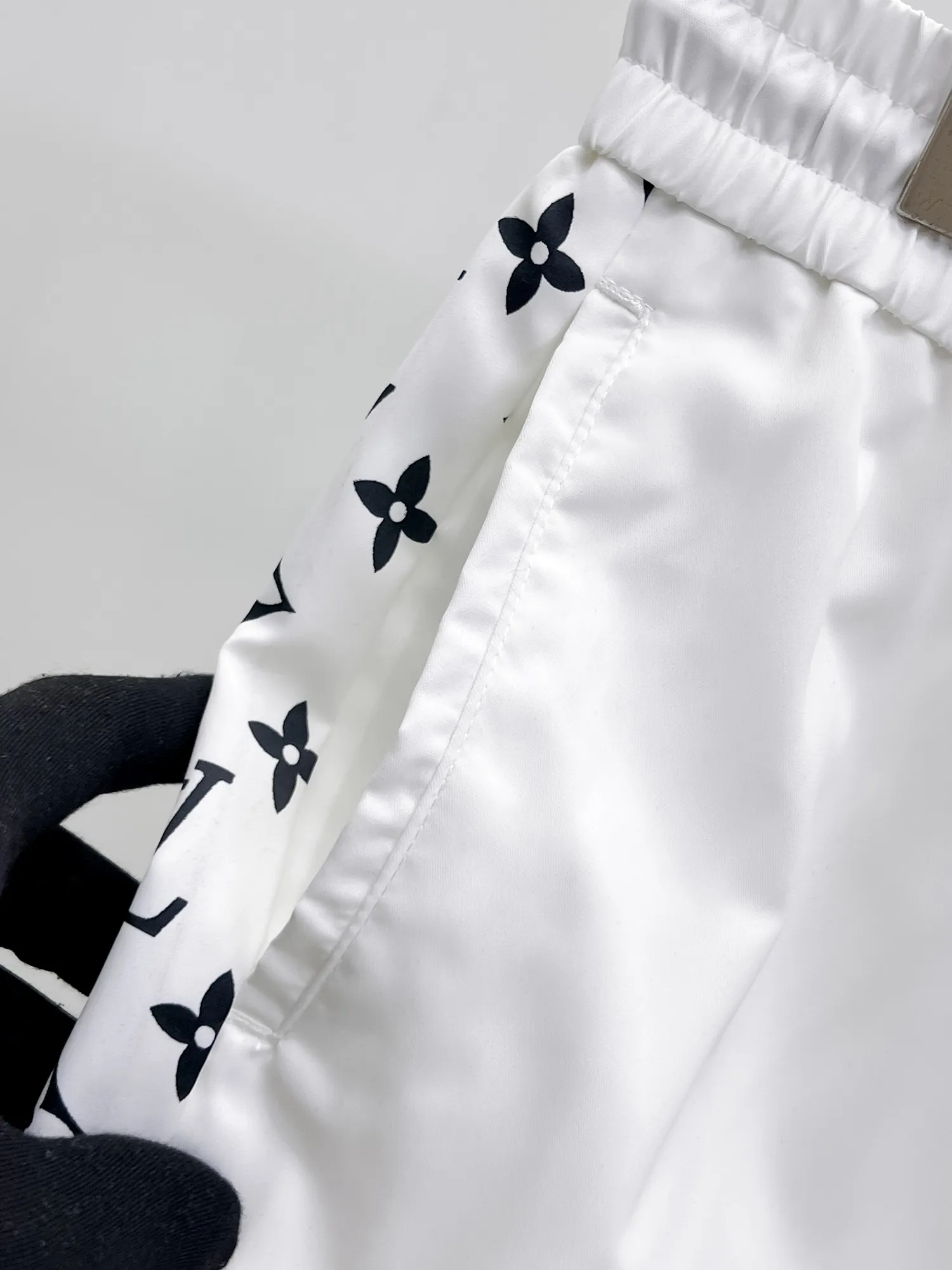 LOUIS VUITTON ホワイトの新作カジュアルショートパンツ - 画像 (10)