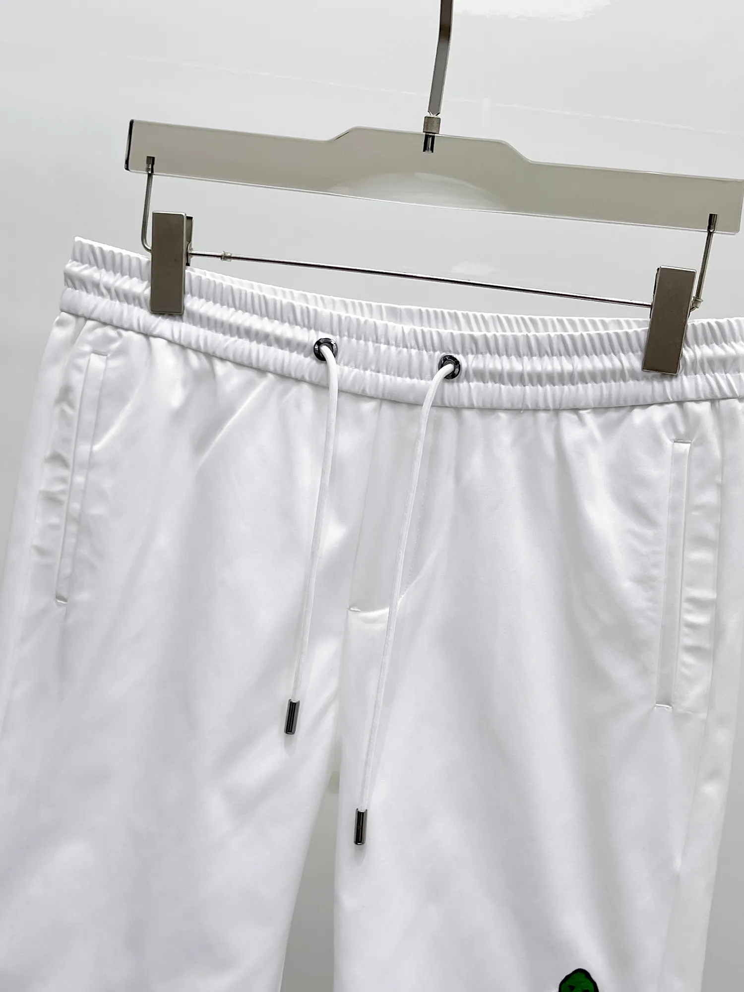 LOUIS VUITTON 白 新作 カジュアルショートパンツ - 画像 (4)