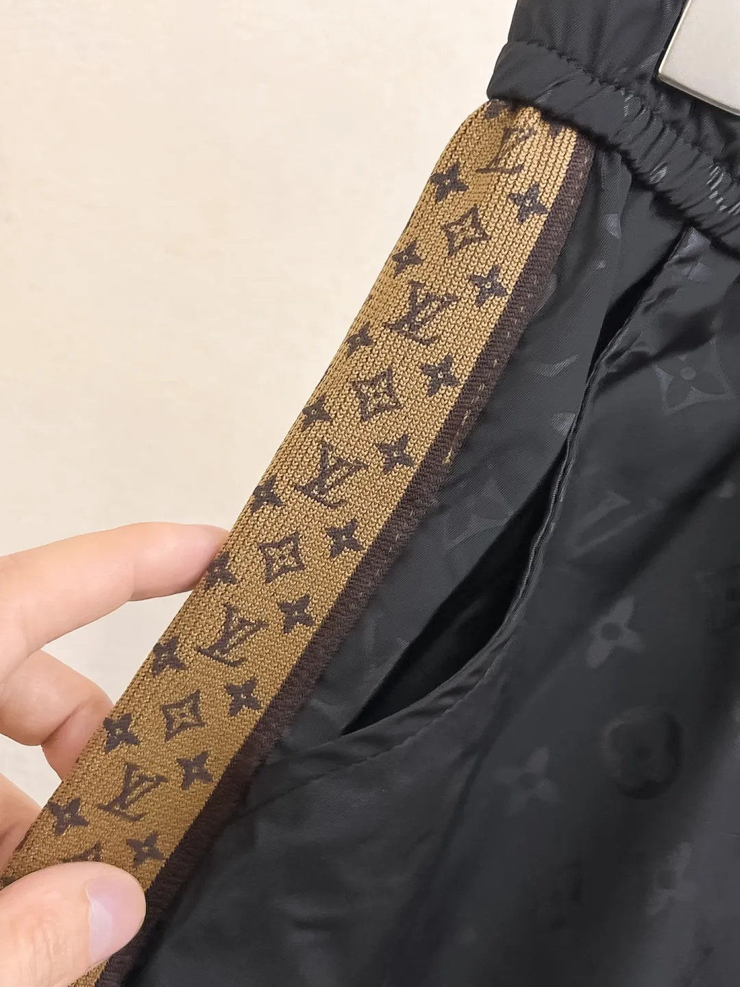 ルイヴィトン黒新作サイドラインショーツ - 画像 (7)