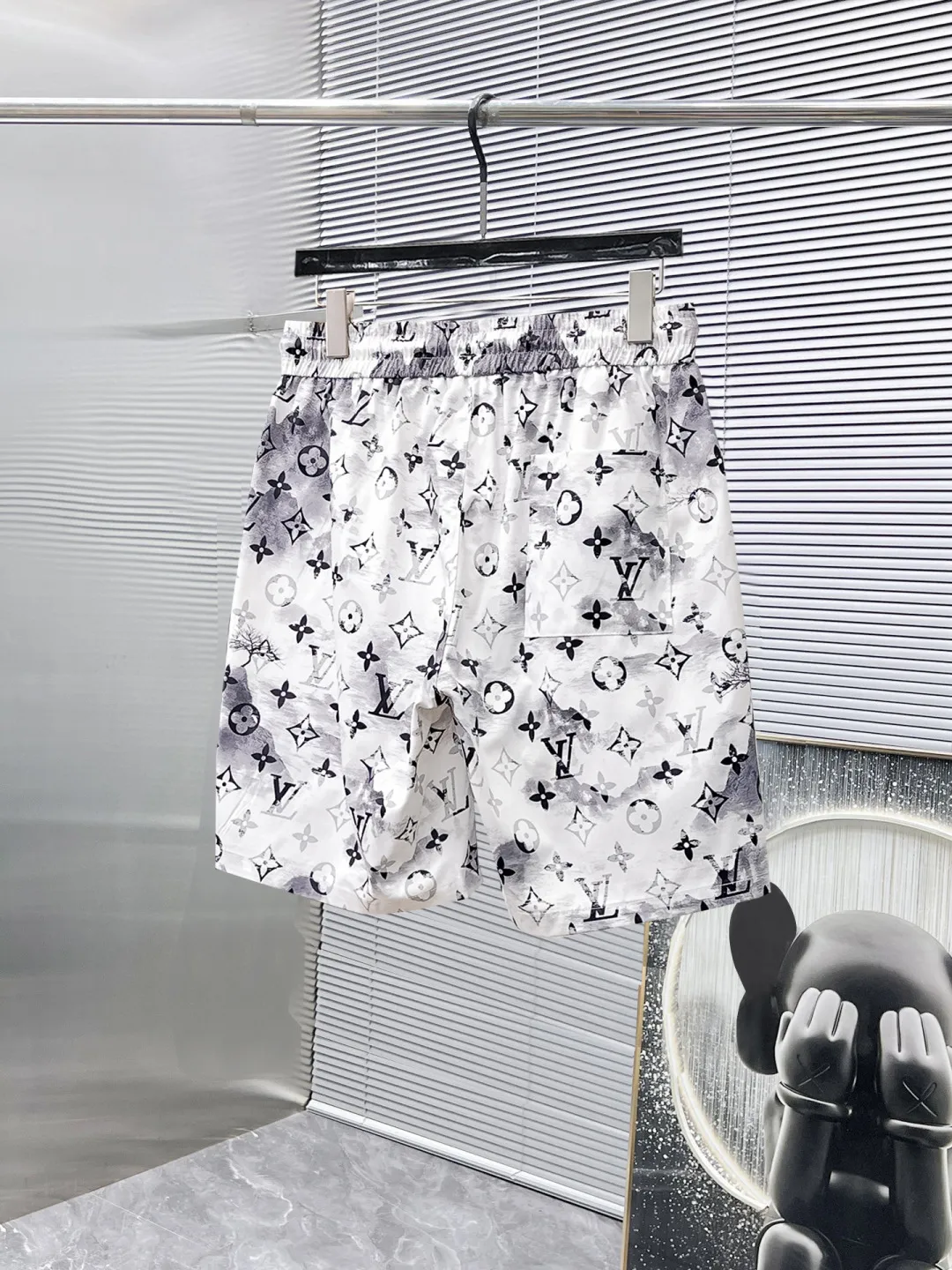 ルイヴィトン2025夏新作黒白花柄ショーツ - 画像 (3)
